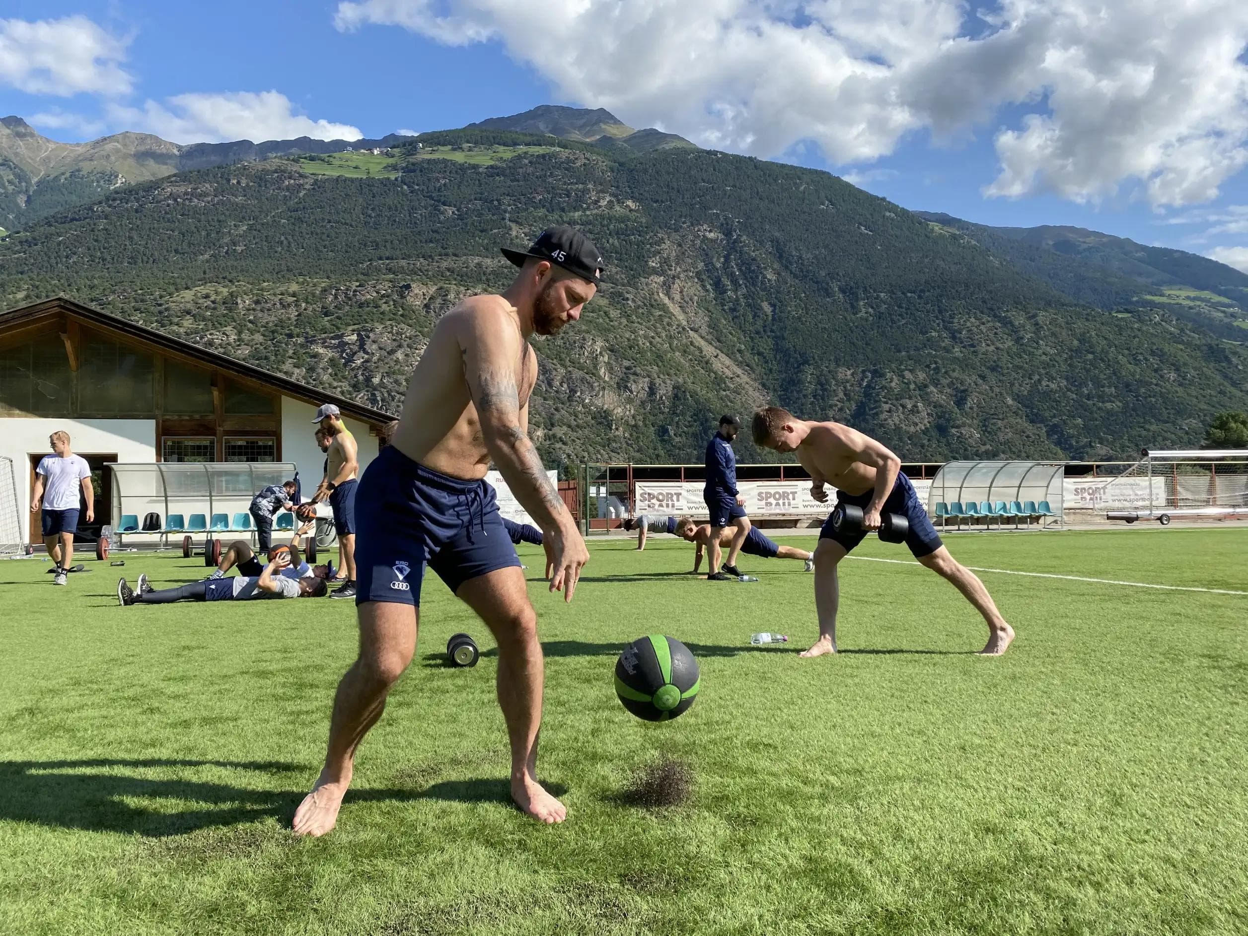 Ben Marshall beim Off-Ice-Training auf dem Latscher Sportplatz.