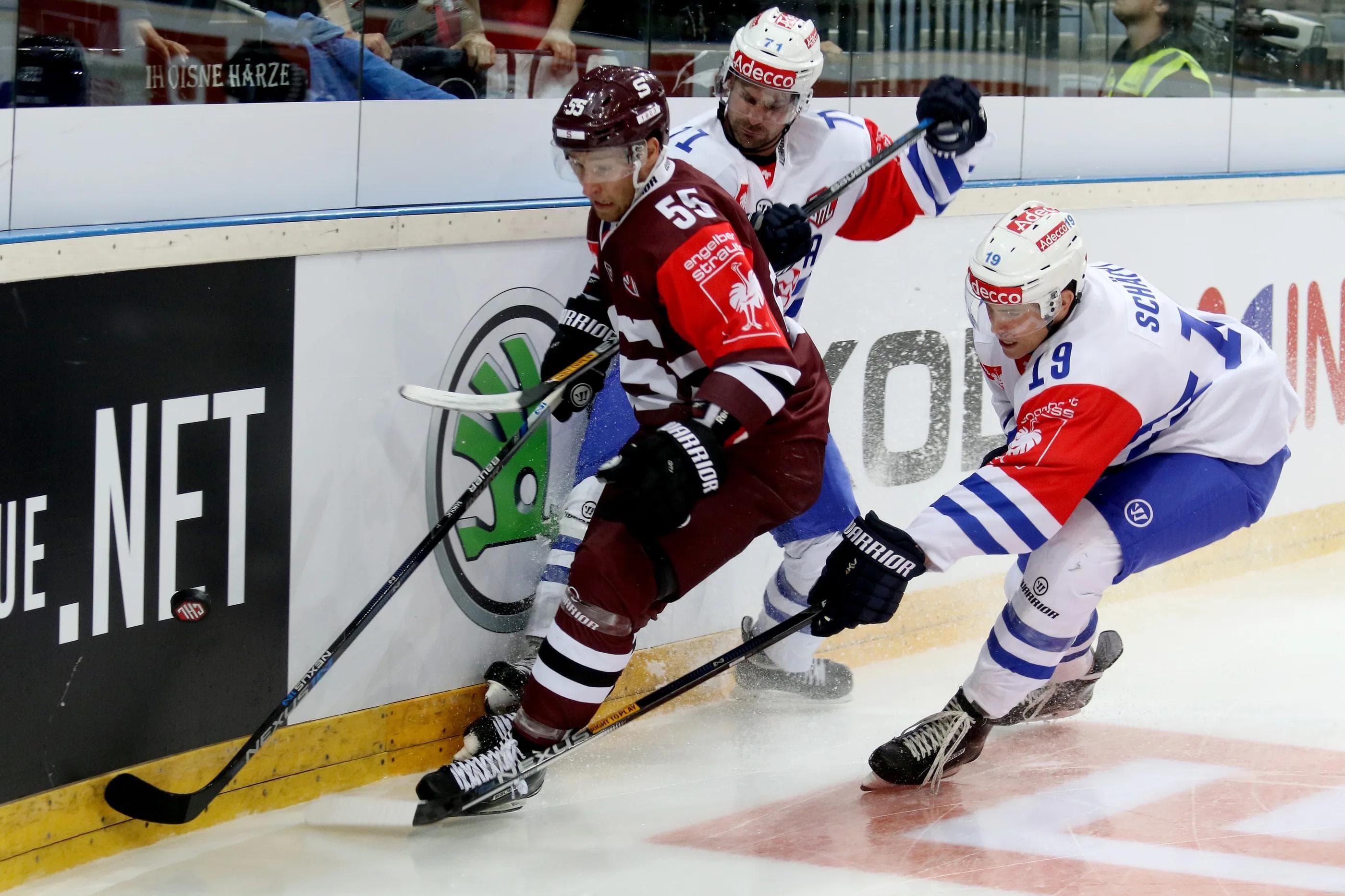 Sparta Prag (hier mit Meisterpanther Robert Sabolic in einem CHL-Spiel gegen Zürich) heißt der Gegner zur Saisoneröffnung. Foto: Sparta Prag (Champions Hockey League) via Getty Images
