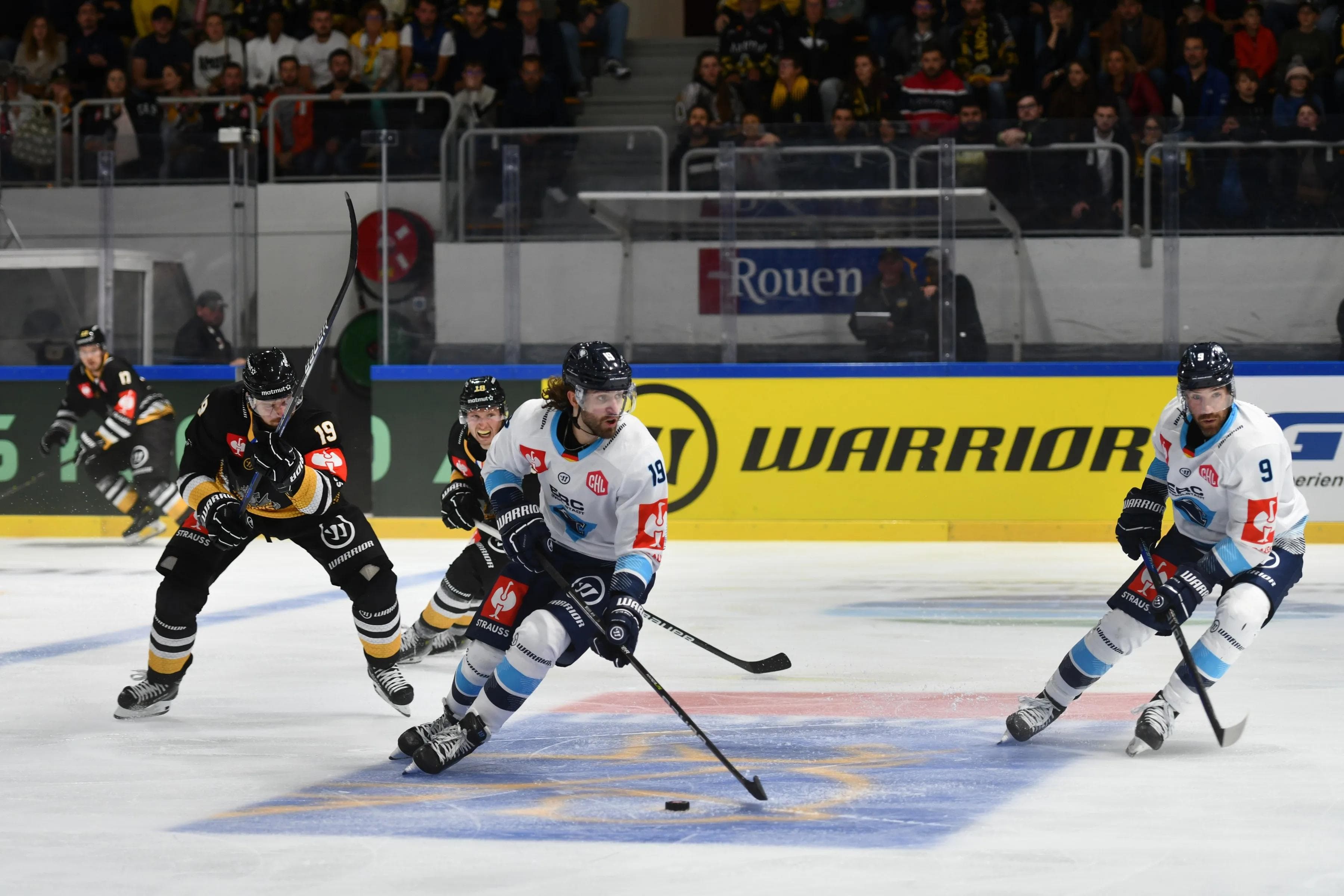 Die Panther um Wojciech Stachowiak (2.v.r.) laufen heute erstmals in dieser Saison in der SATURN-Arena auf.
Foto: Stephane Heude
