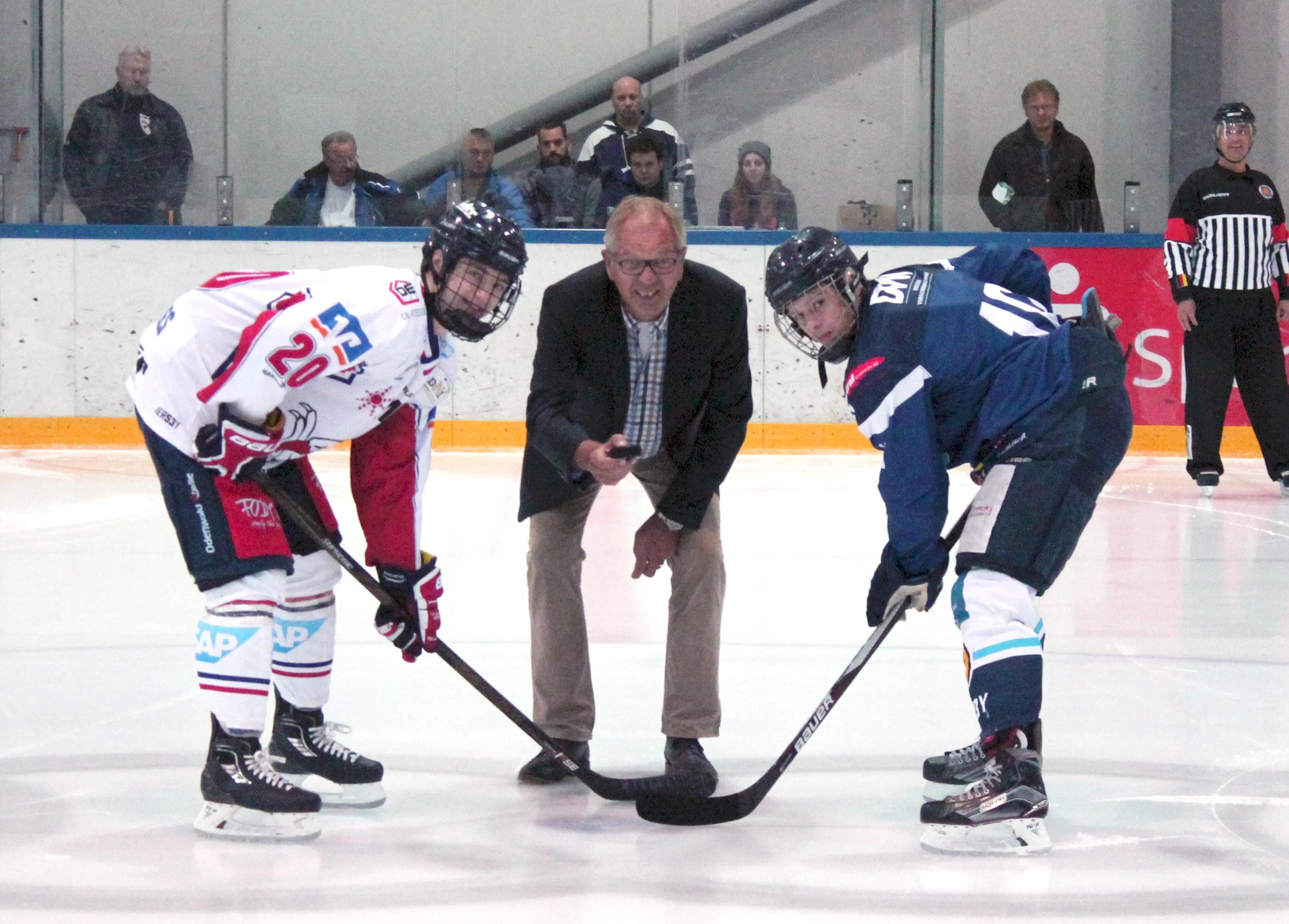 Vor einem Jahr begann das Kapitel DNL1: Vor dem ersten DNL-Heimspiel der Panther überhaupt warf e.V.-Präsident Erik Jensen das Ehrenbully ein. Foto: e.V.