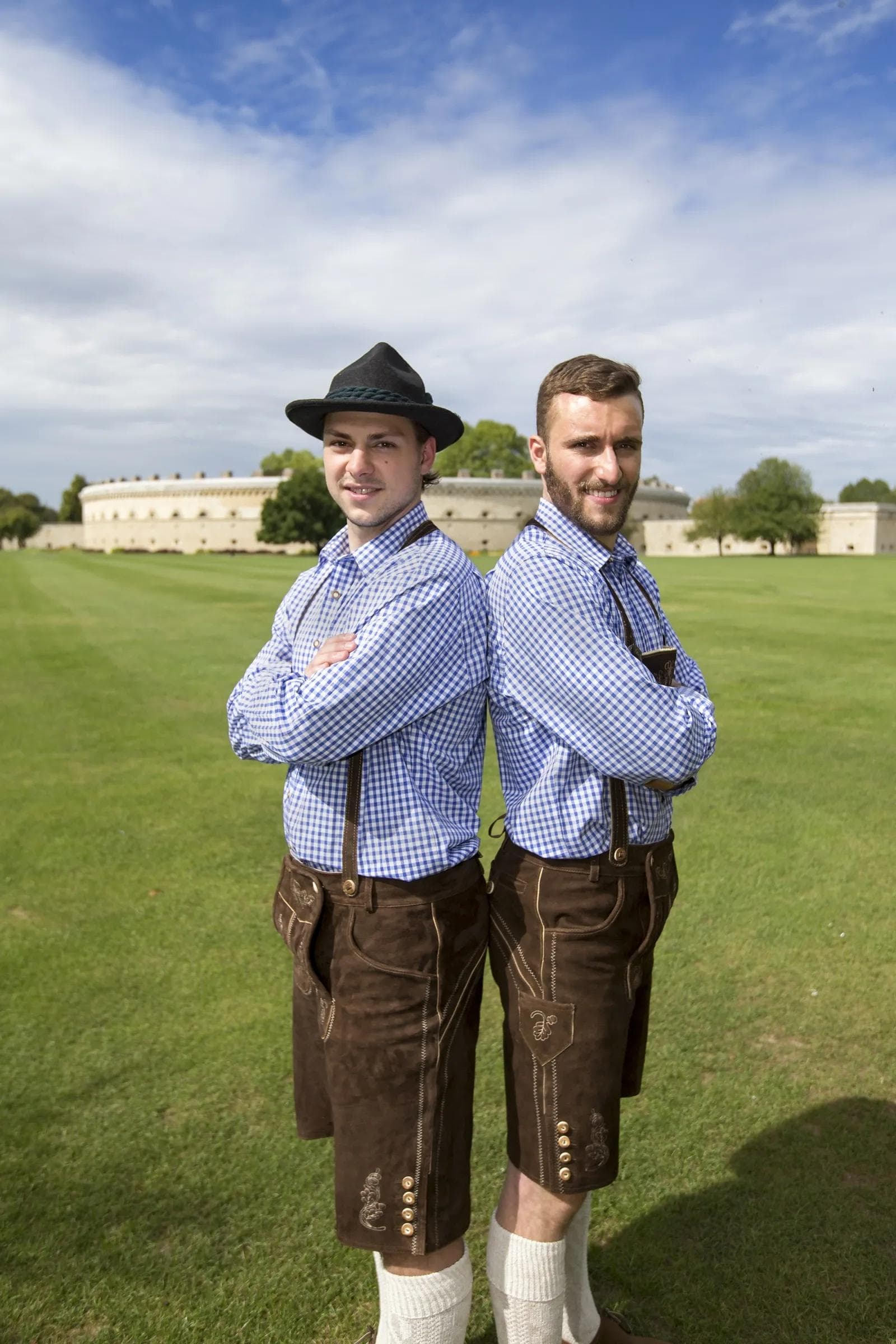 David Elsner (links) und Stephan Kronthaler in weiß-blau. Die beiden gebürtigen Landshuter machen auch in Tracht eine gute Figur. (zur Vollansicht auf das Foto klicken) Foto: Oliver Strisch