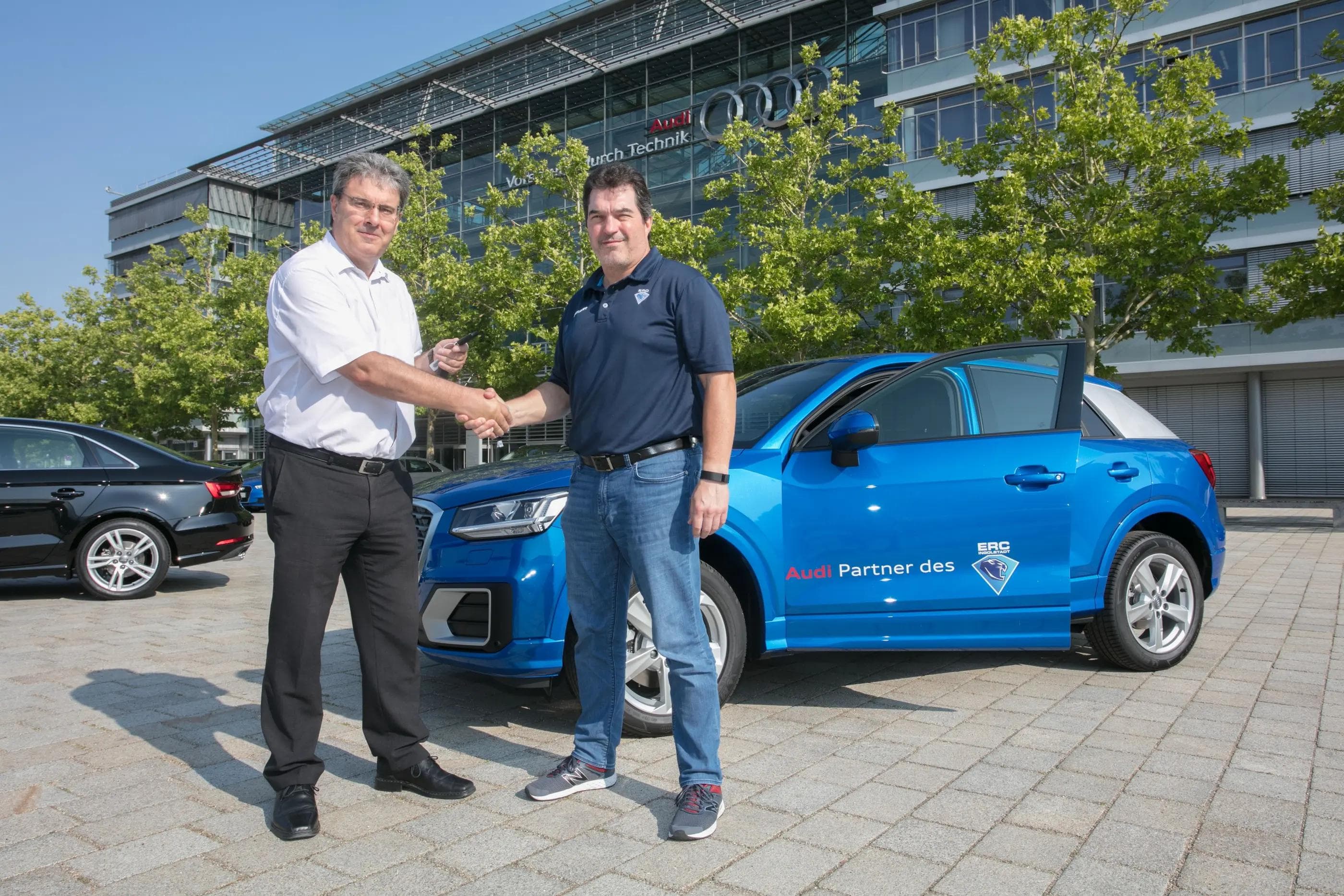 Michael Rosenhammer vom Audi Zentrum Ingolstadt und ERC-Sportdirektor Larry Mitchell... 

Foto: byritchie.com