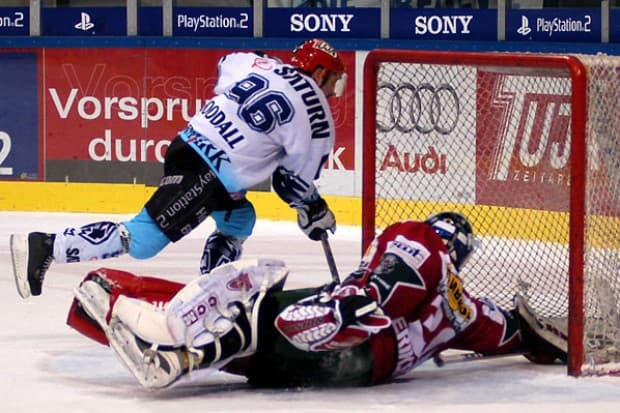 Glen Goodall bei seinem Penalty-Siegtreffer