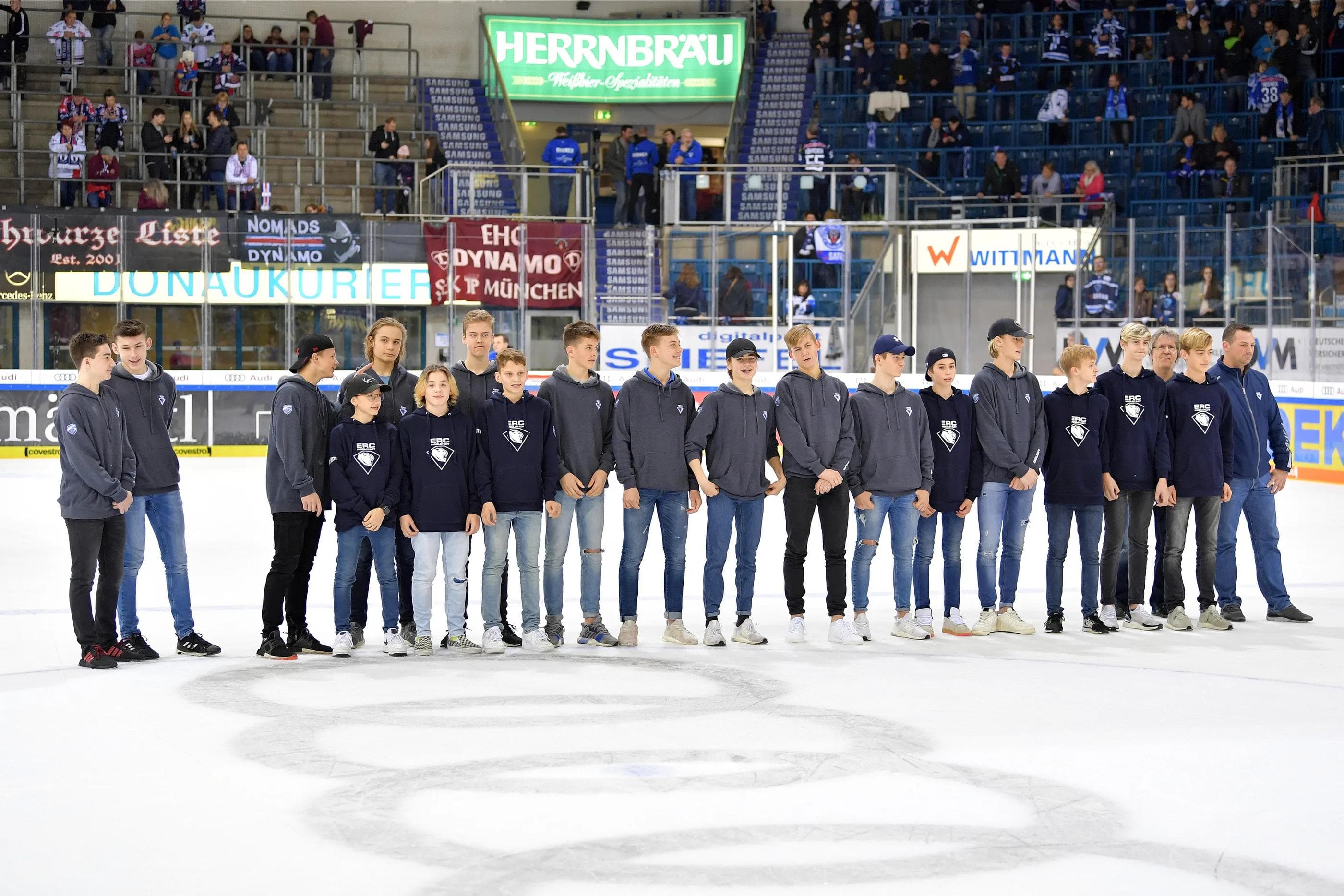 Die U15 der Panther wurde bei einem DEL-Spiel für den Gewinn der Süddeutschen Meisterschaft in der Saison 2018/19 geehrt.
Foto: Johannes TRAUB / JT-Presse.de