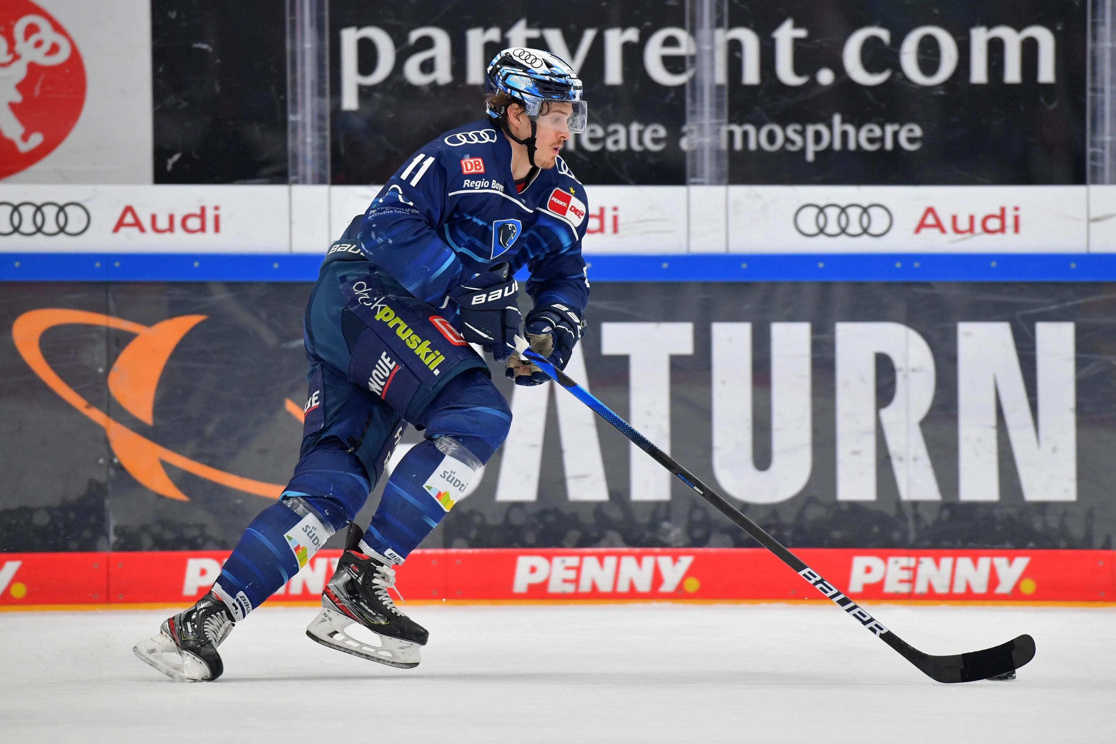 Unter anderem das Heim-Jersey von Louis-Marc Aubry steht bei Ebay zur Auktion. Foto: Johannes Traub / JT-Presse.de