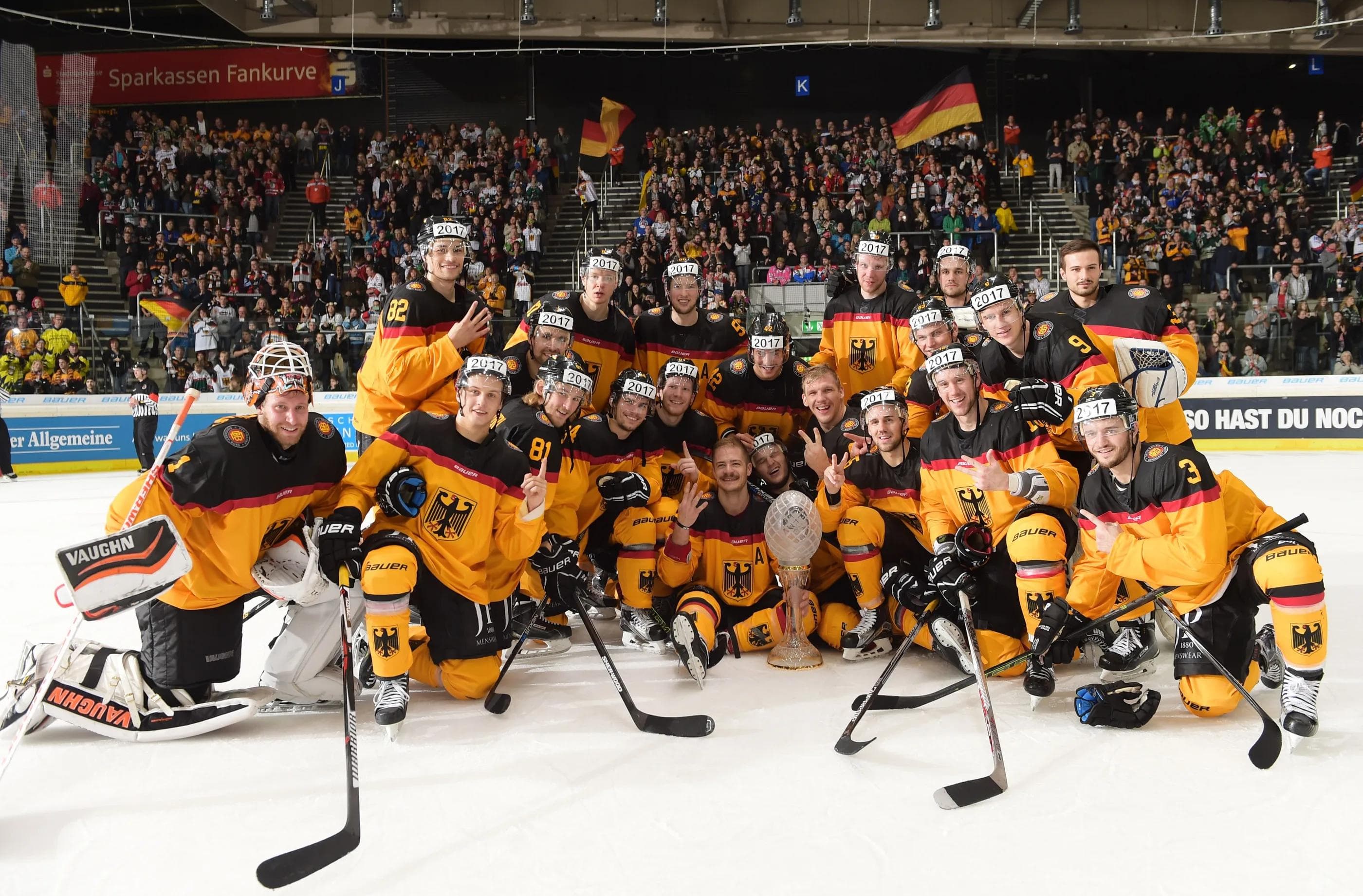 So sehen Sieger aus... Die deutsche Nationalmannschaft ist Sieger des Deutschland Cups 2015. Foto: City Press