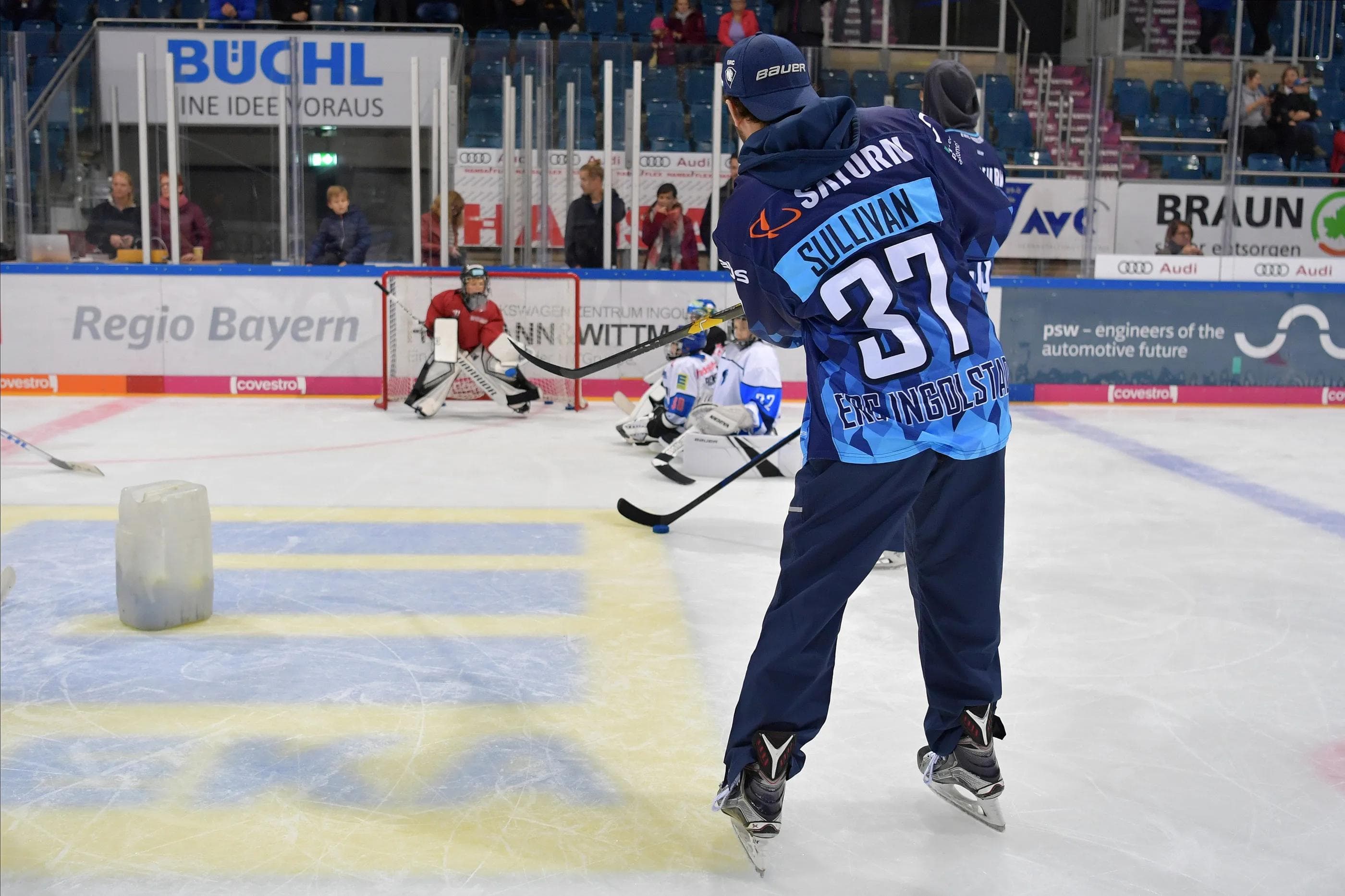 Sean Sullivan schießt für die Nachwuchstorhüter.
Foto: Johannes TRAUB / JT-Presse.de