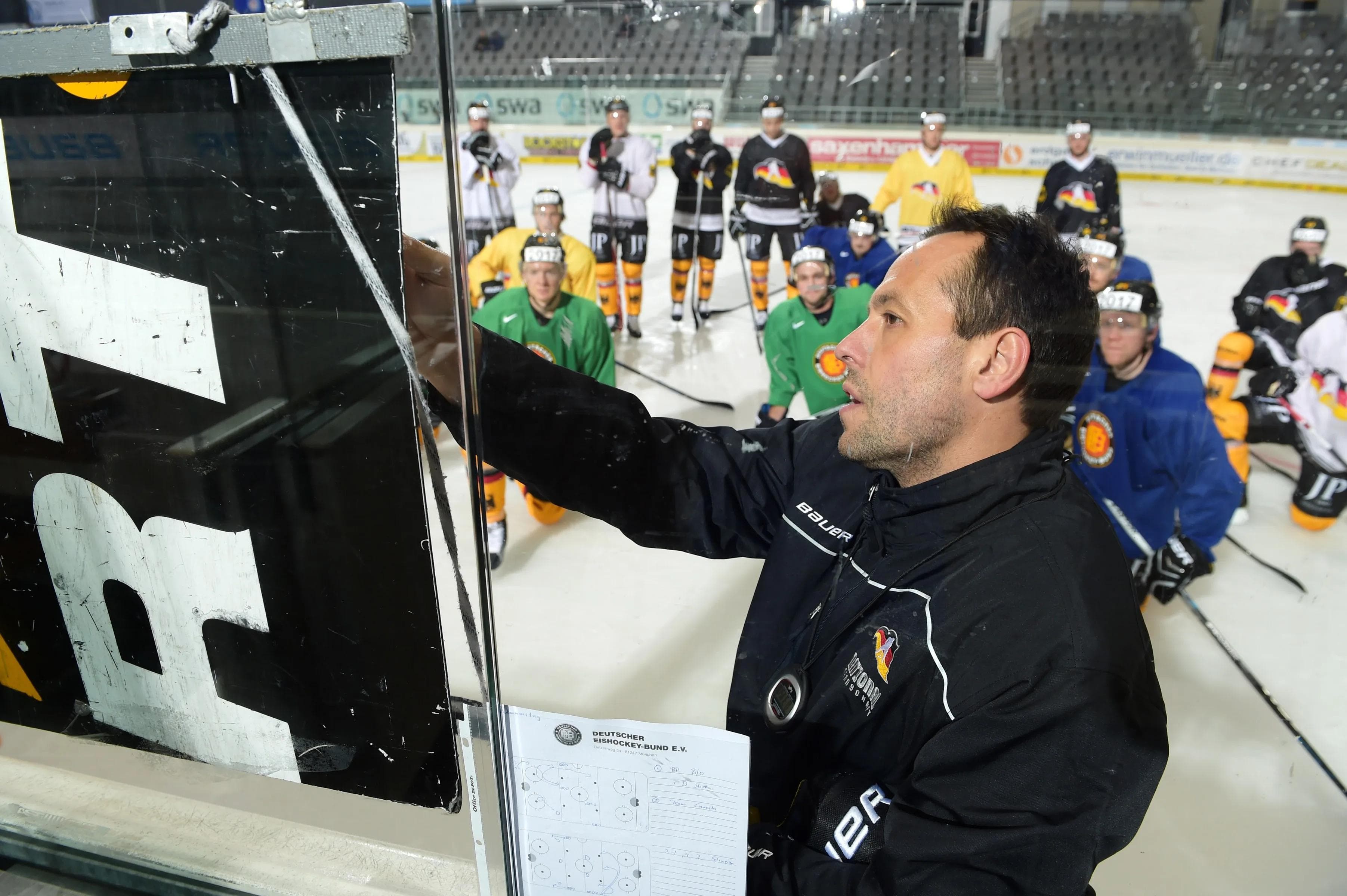 Bundestrainer Marco Sturm gibt letzte Instruktionen vor dem Start des Deutschland Cup. Foto: City Press