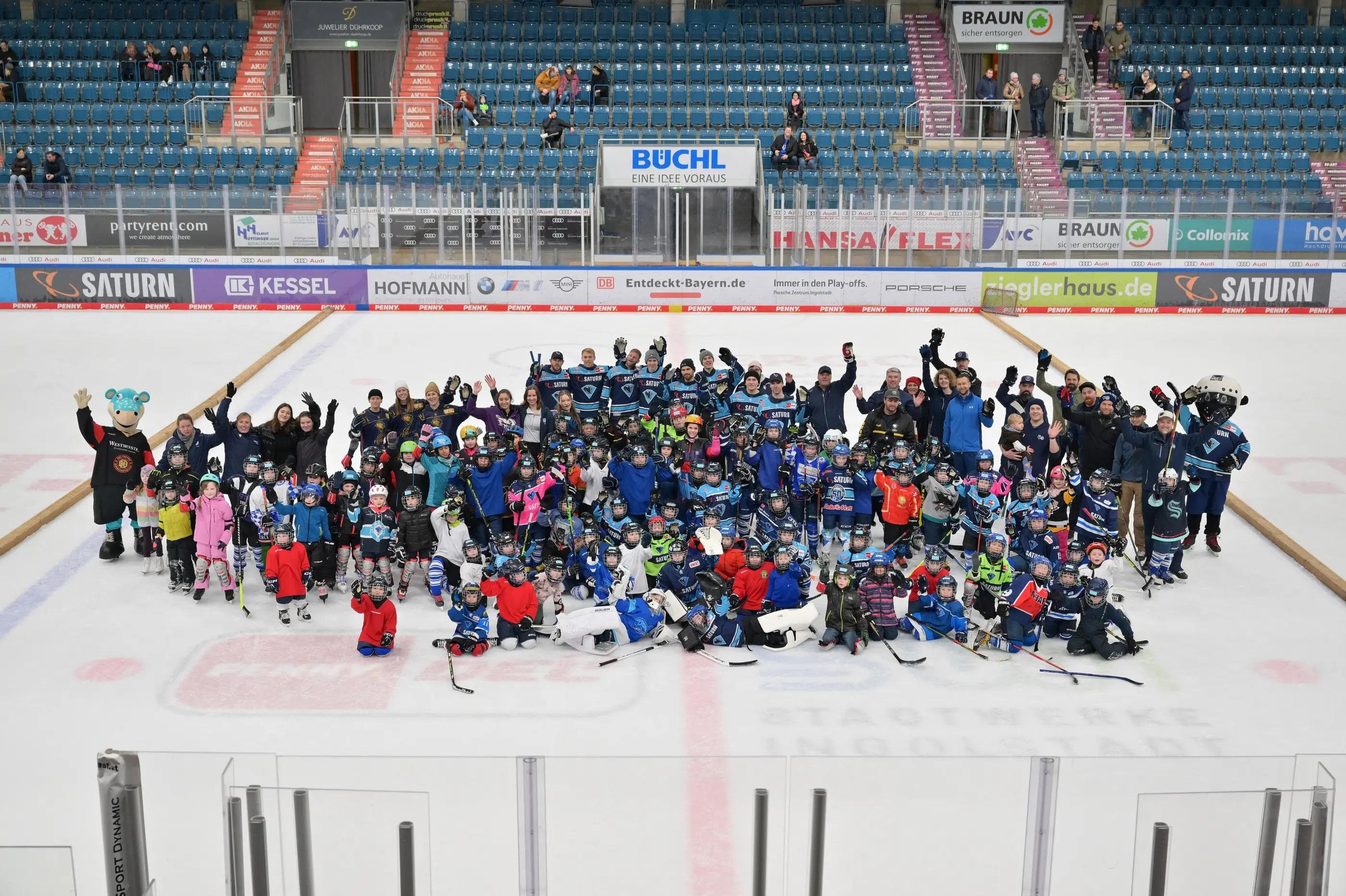 Gruppenfoto vom Kids on Ice Day.
Foto: Johannes Traub/JT-Presse.de