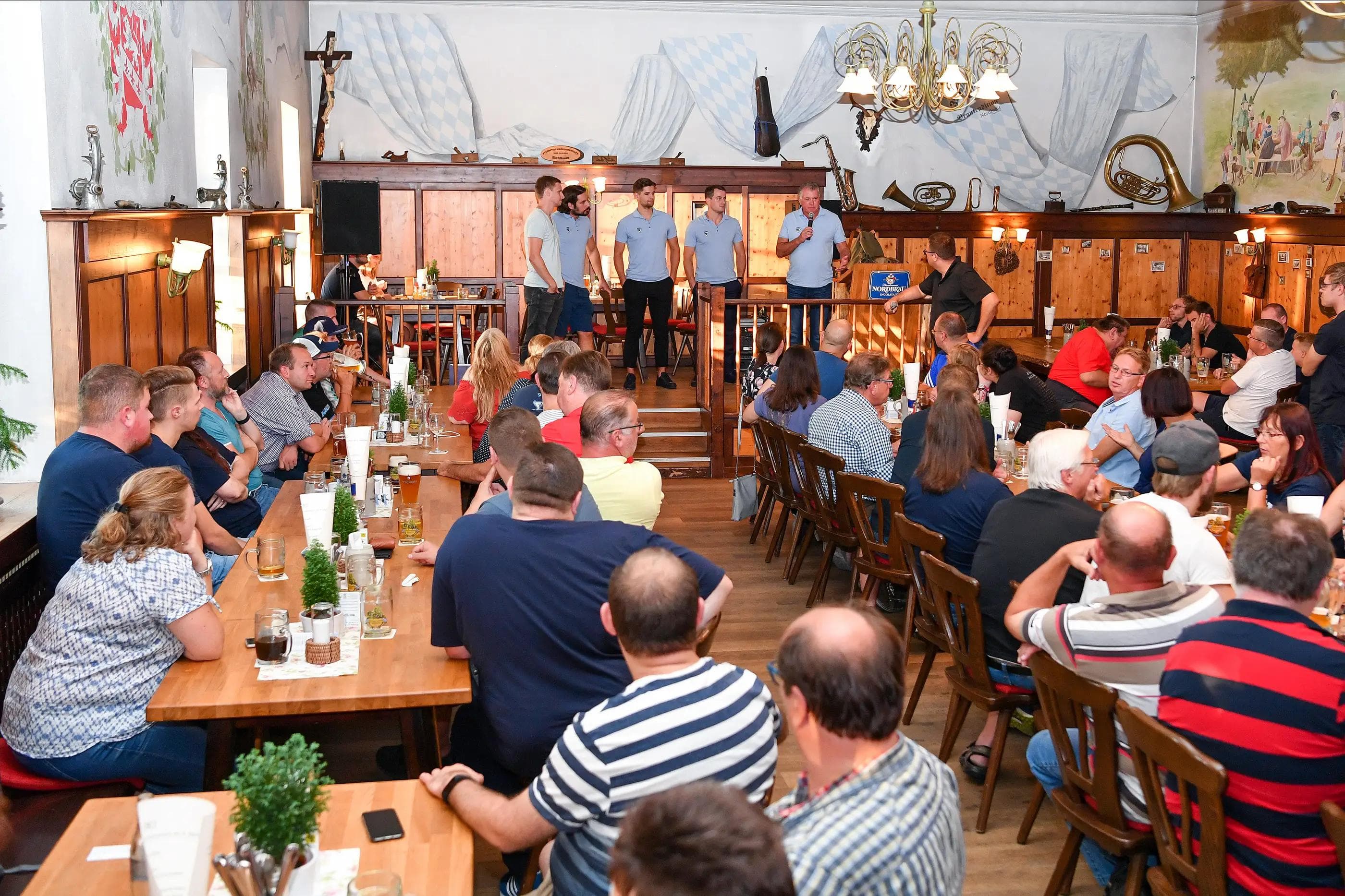Eine lockere Atmosphäre herrschte beim Fanstammtisch im Kastaniengraten in Oberhaunstadt. Foto: JT-Presse.de / Johannes TRAUB
