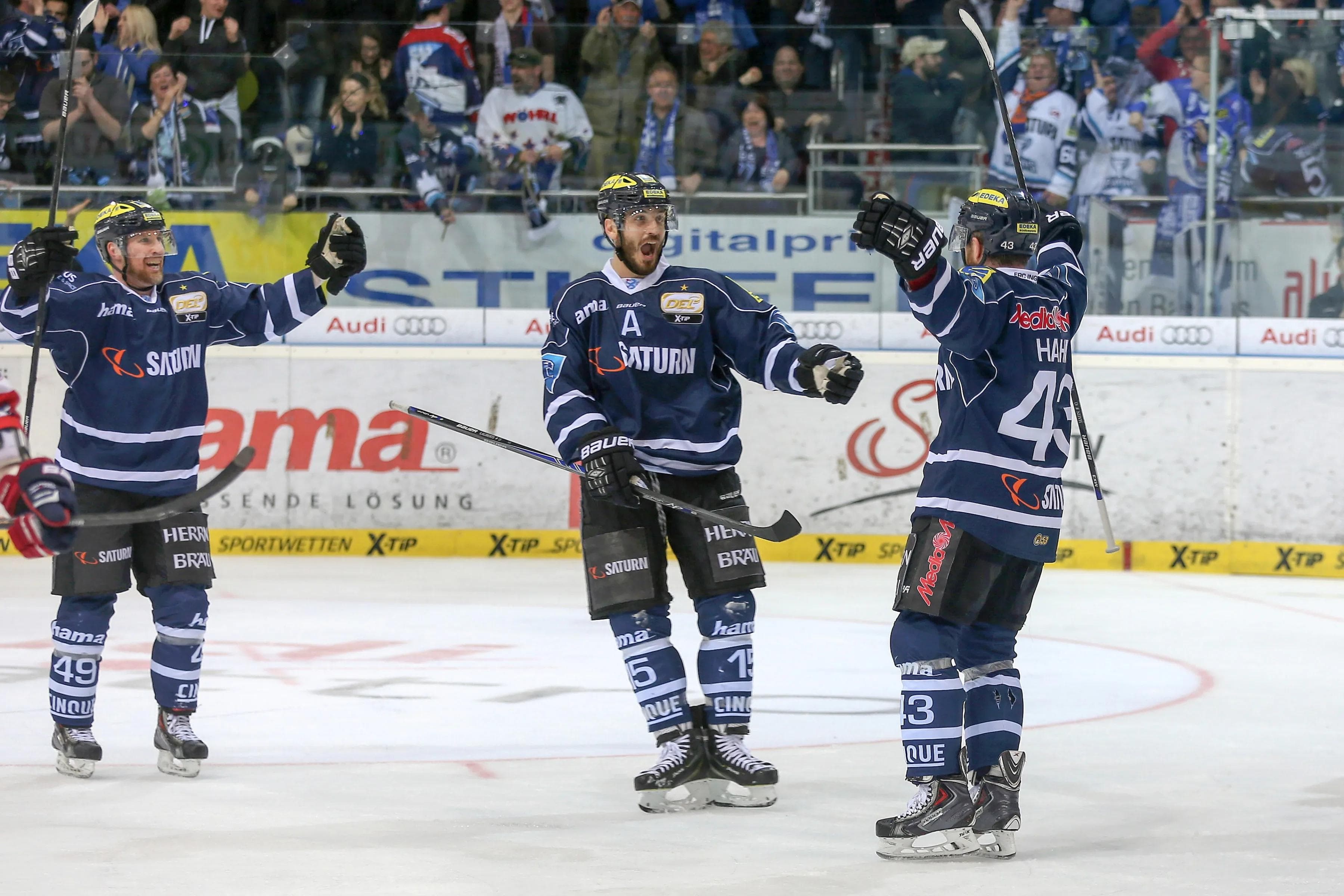 John Laliberte (Mitten, mit Brendan Brooks zur Linken und Derek Hahn zur Rechten) hat Adler-Torwart Dennis Endras bereits bezwungen. Foto: Stefan Bösl / kbumm.de