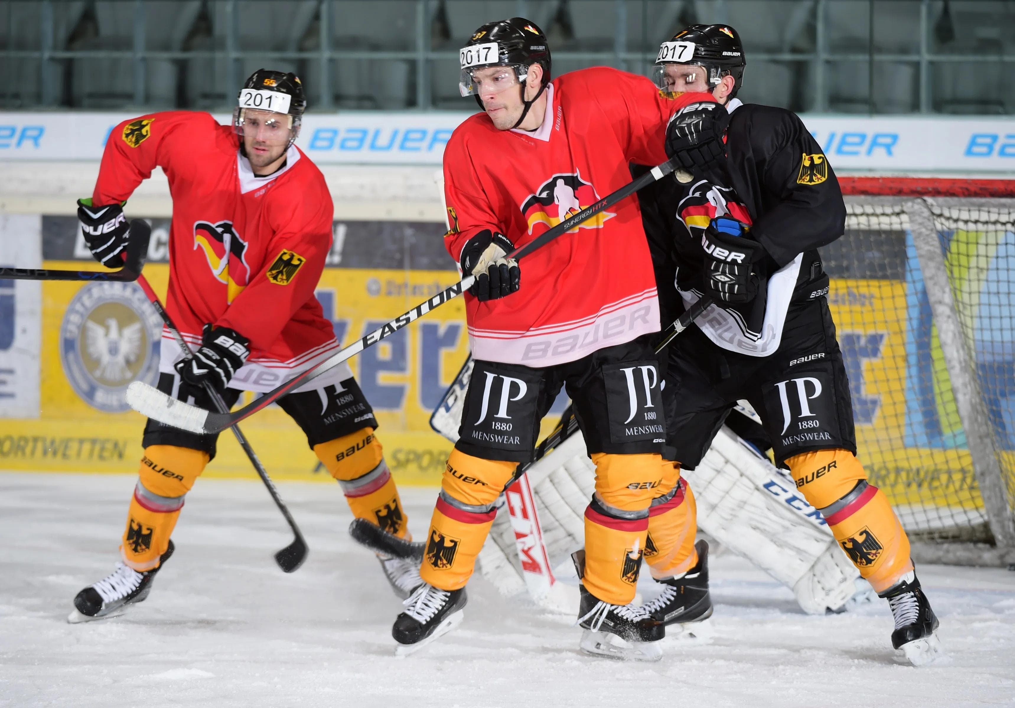 Ex-Panther Felix Schütz (links) und Kapitän Patrick Reimer (Mitte) sollen die Nationalmannschaft heute Abend zu Toren führen. Foto: City Press