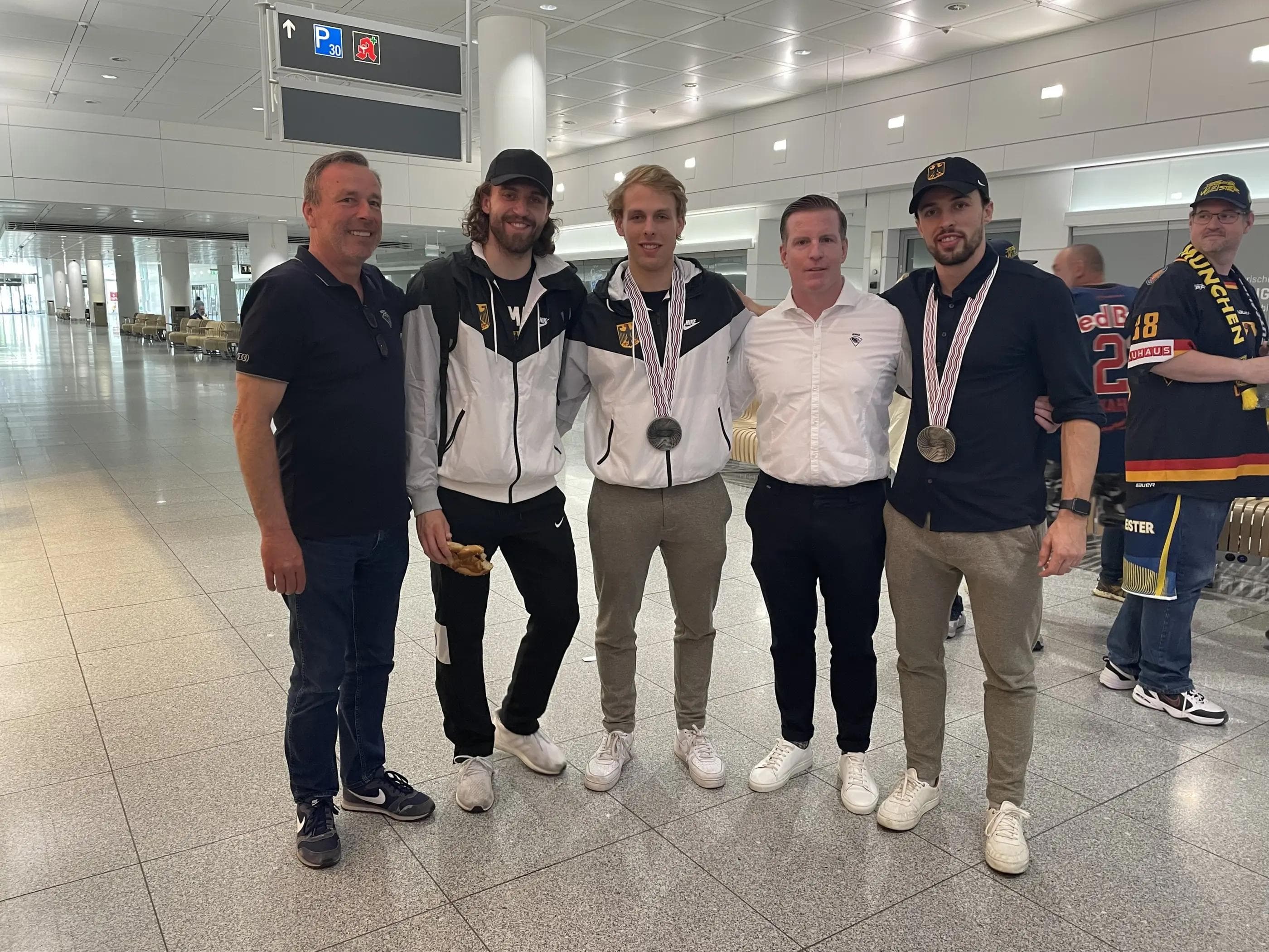 Geschäftsführer Claus Liedy und Sportdirektor Tim Regan haben unsere Jungs heute persönlich am Flughafen willkommen heißen.