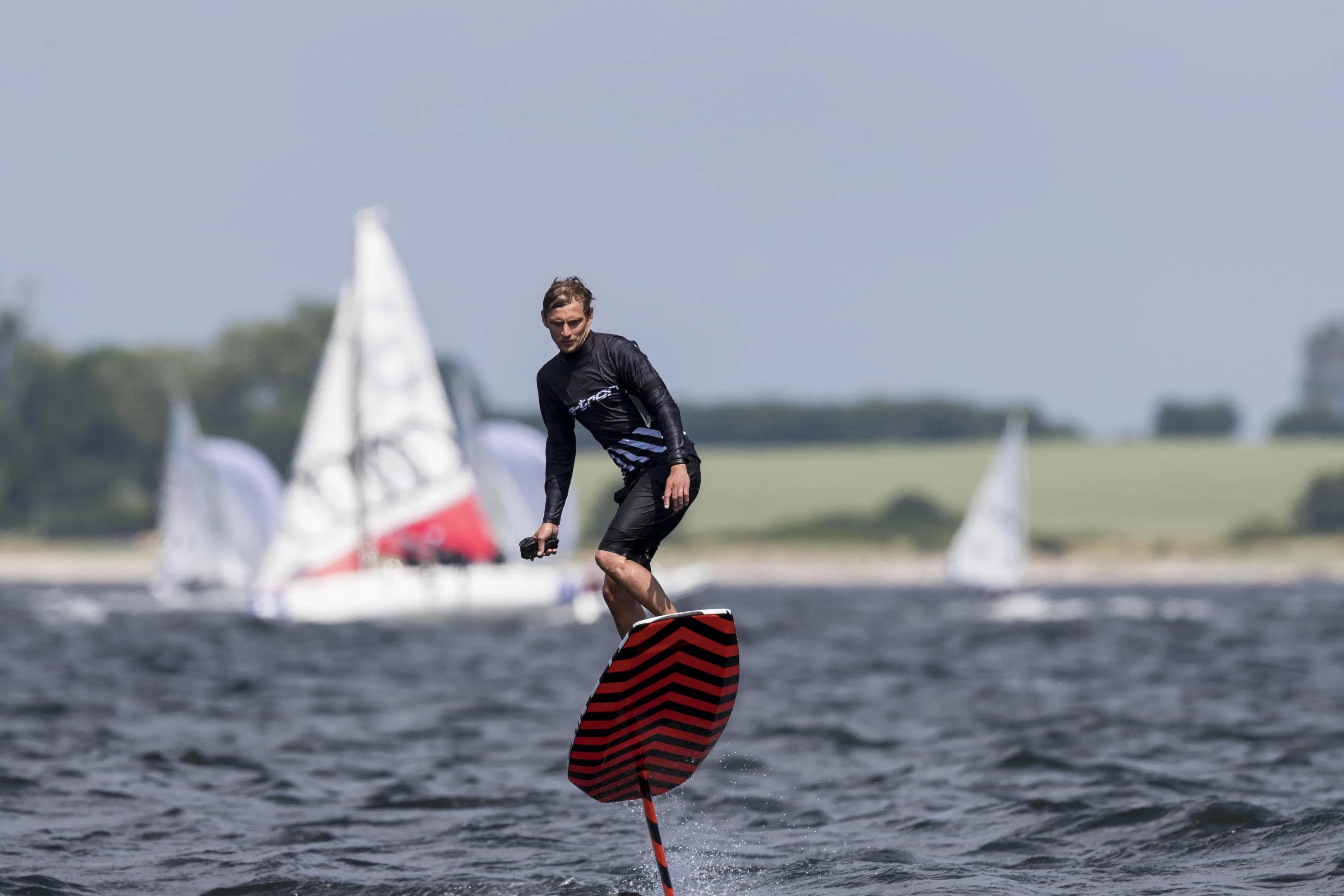 Franz Hofmann begleitete den e-tron Cup und sorgte mit seinem Board für Staunen. 
Foto: Audi AG / Richard Walch