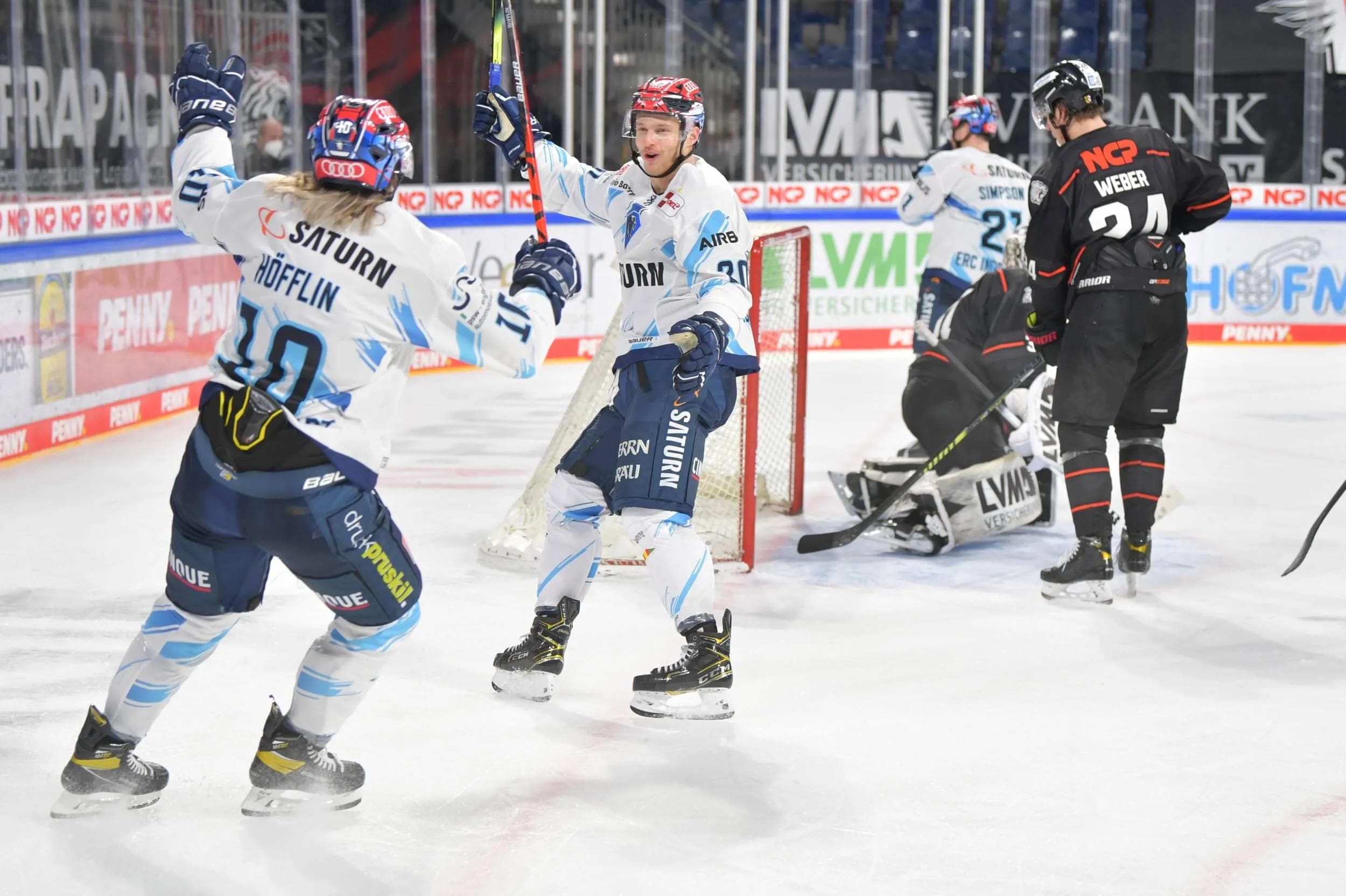 Mirko Höfflin und Emil Quaas bejubeln den Treffer zum 4:1-Endstand.
Foto: Johannes Traub/JT-Presse.de