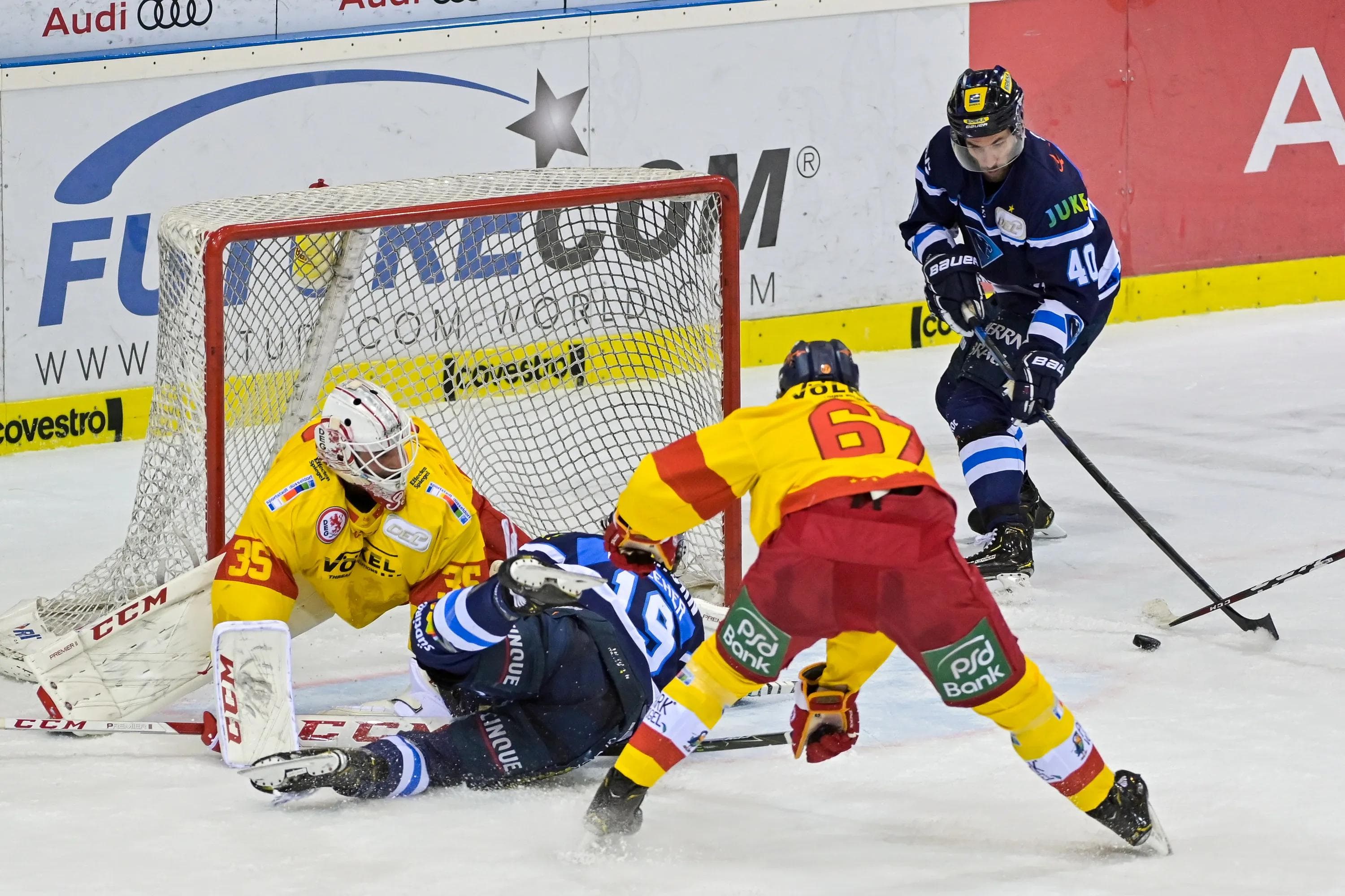 Kelleher zu Olver, der staubt ab. Das 1:0 gegen die Düsseldorfer EG.

Foto: Strisch / st-foto.de