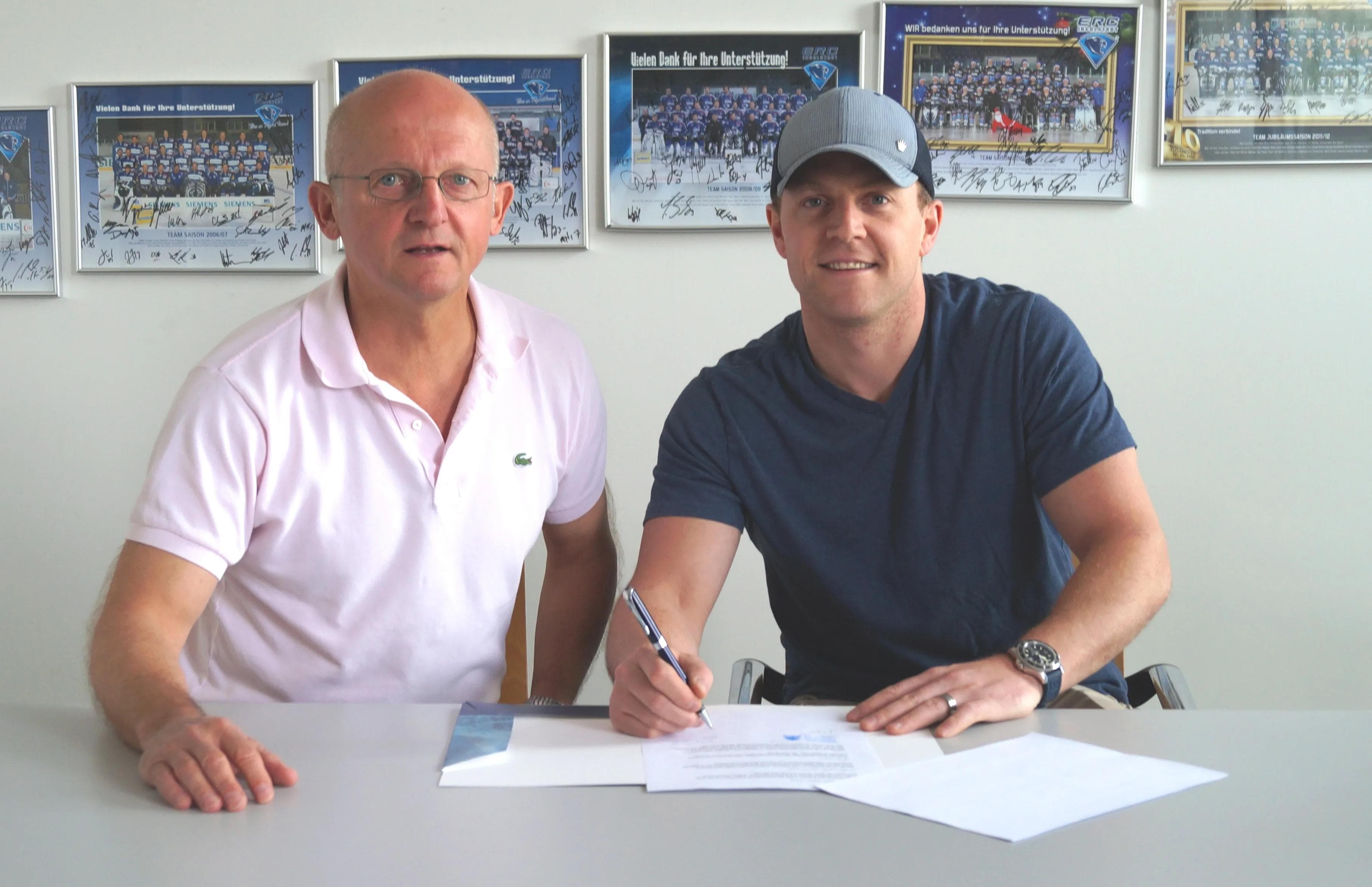 Sportdirektor Jiri Ehrenberger und Derek Hahn bei der Vertragsunterzeichnung