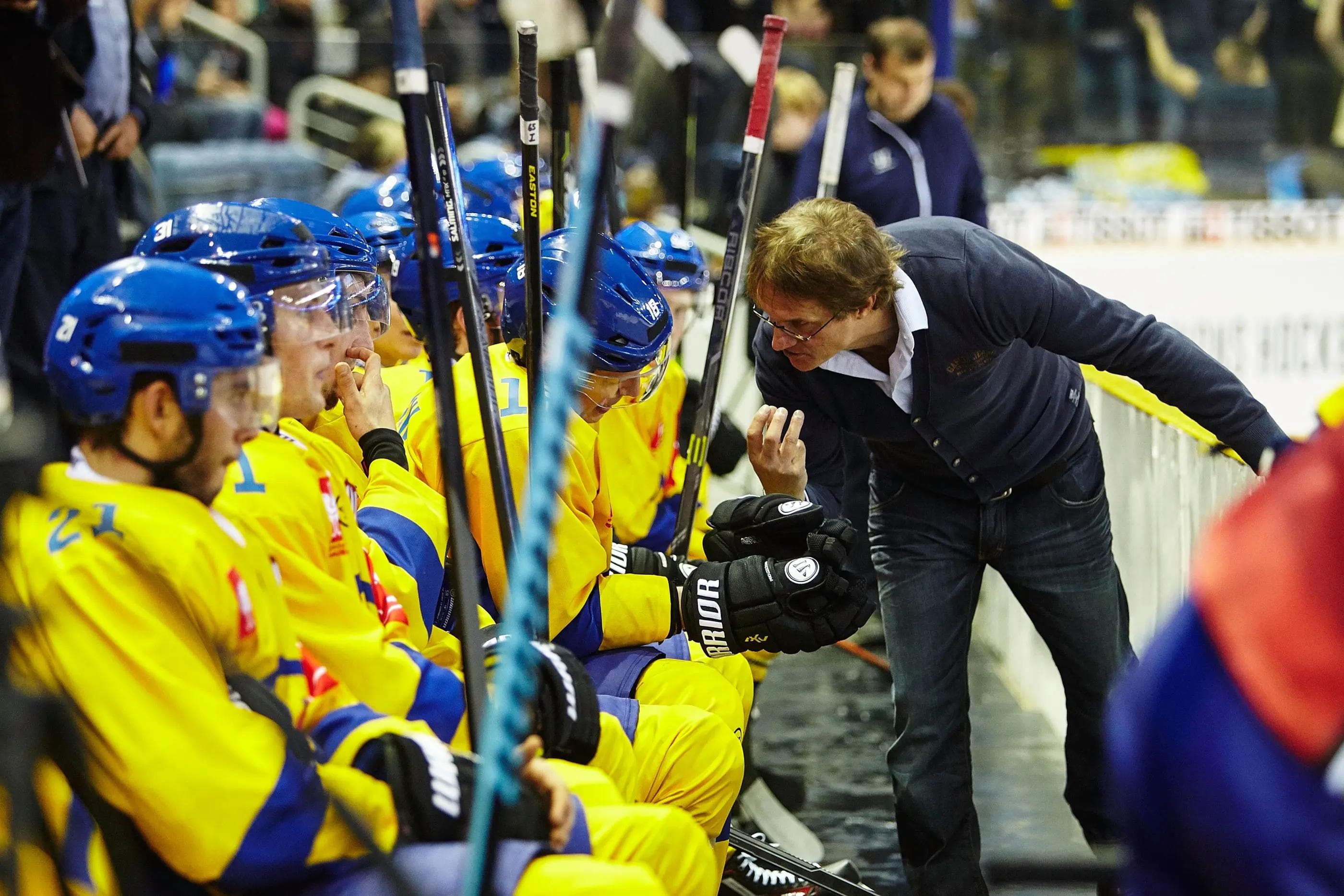 Davos' Trainerlegende Arno del Curto fand beim Auswärtsspiel in Liberec die richtigen Worte. Foto: Jiri Princ/ Bílí Tygri Liberec via Getty Images