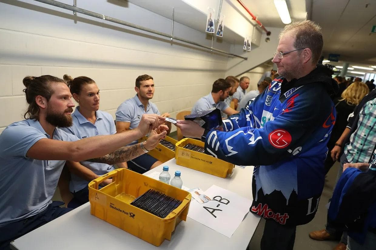 Die am Samstag nicht abgeholten Dauerkarten liegen ab heute 14 Uhr im Fairplay Hockey Shop bereit. Foto: sb-presse.de / Bösl
