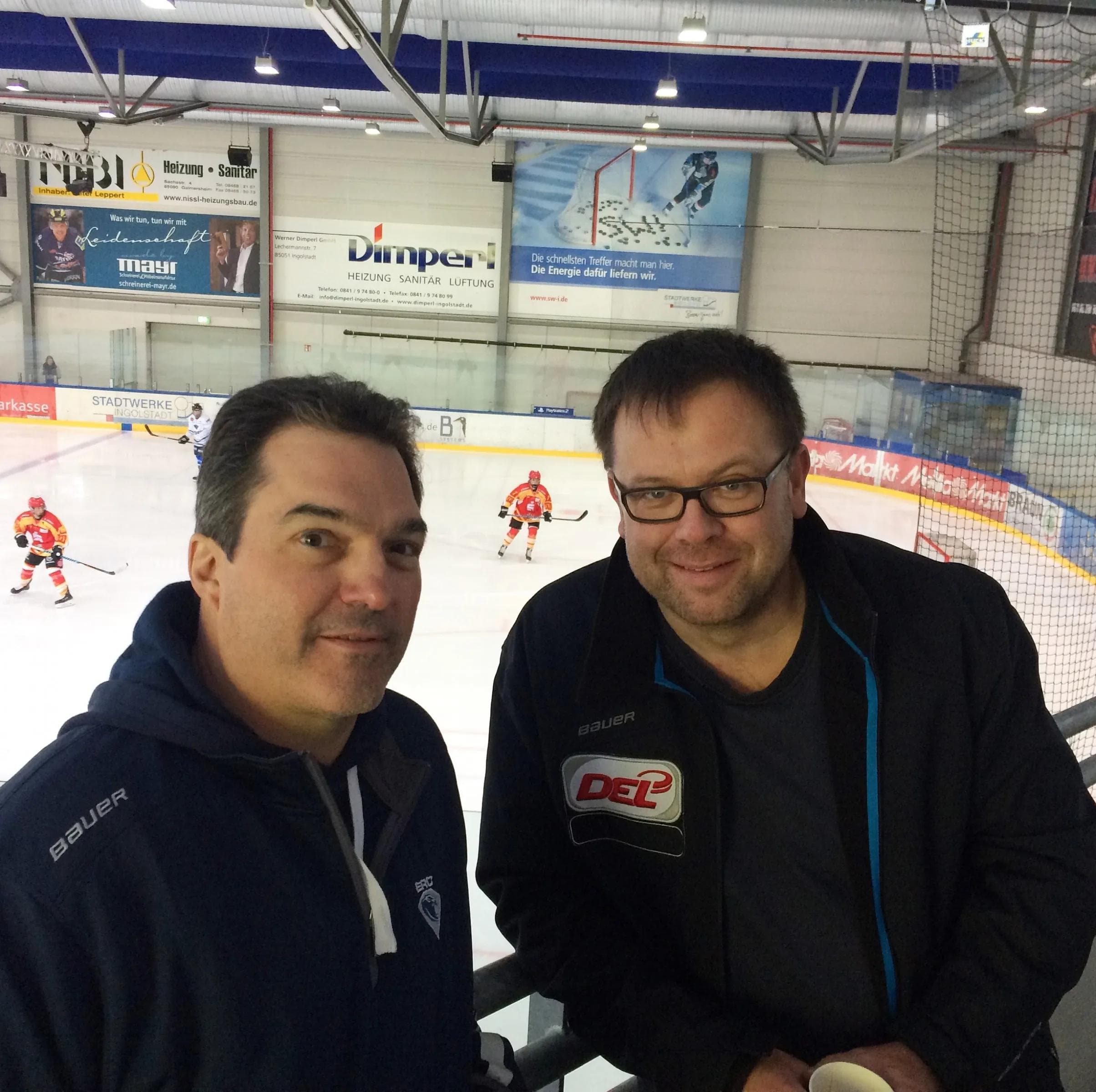 Spannendes Spiel: ERC-Sportdirektor Larry Mitchell und Stadionsprecher Hannes Langer scouteten das U19-Spiel gegen Kaufbeuren. Foto: Wimösterer