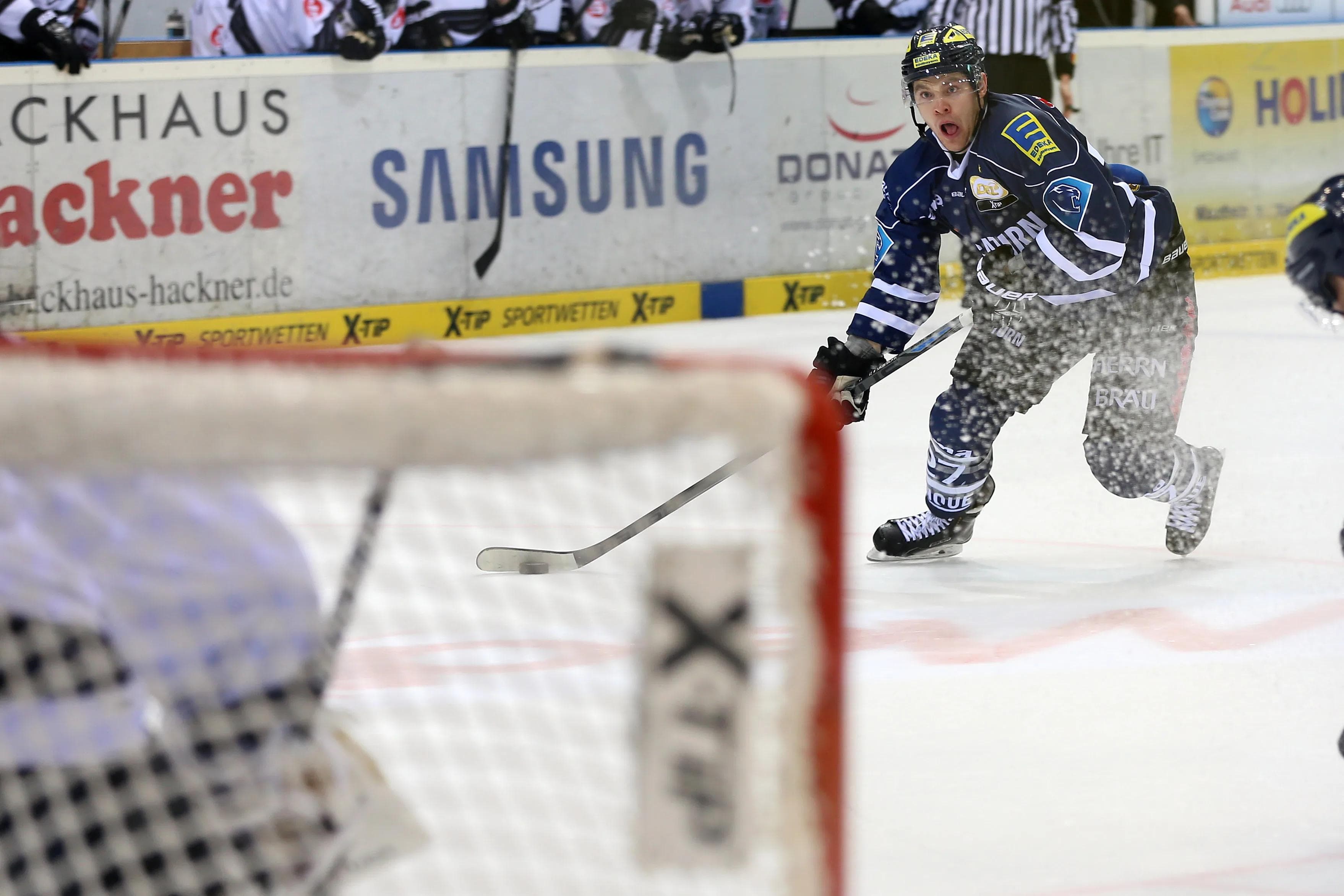 Ryan MacMurchy trumpft in der Reihe mit Petr Taticek und Brandon Buck auf. Foto: Bösl