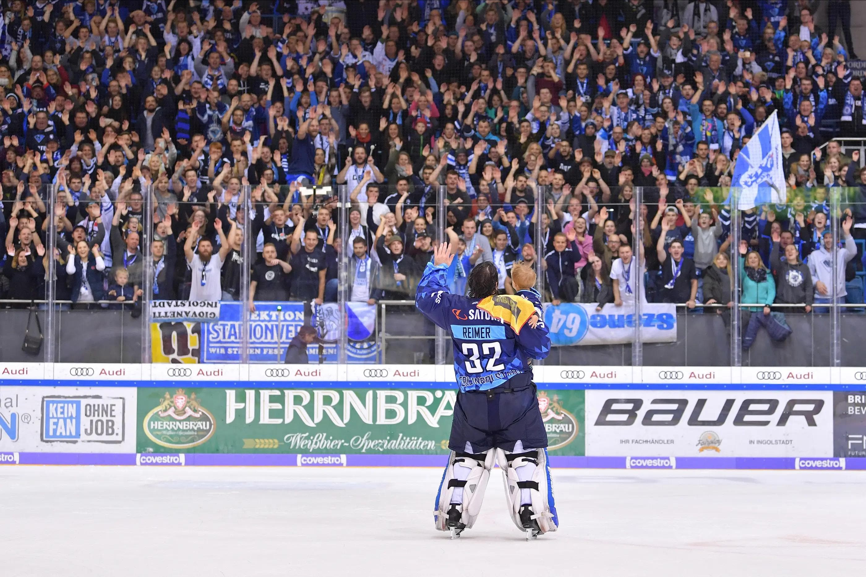 "Das Bild verdeutlicht die familiäre Atmosphäre, die man bem Eishockey hat", sagt Fotograf Johannes Traub zu einem seiner Lieblingsbilder der Saison.
Foto: Johannes TRAUB / JT-Presse.de