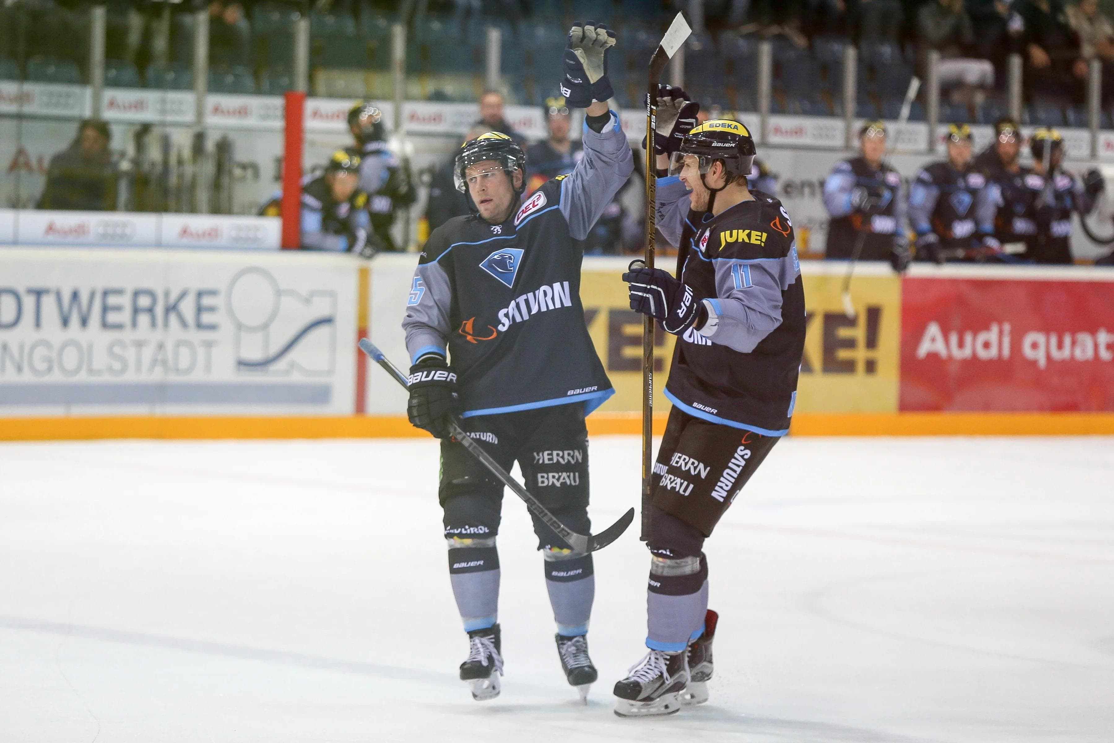 Patrick Köppchen und Benedikt Schopper feiern ein Panther-Tor. Foto: Meyer / kbumm.de