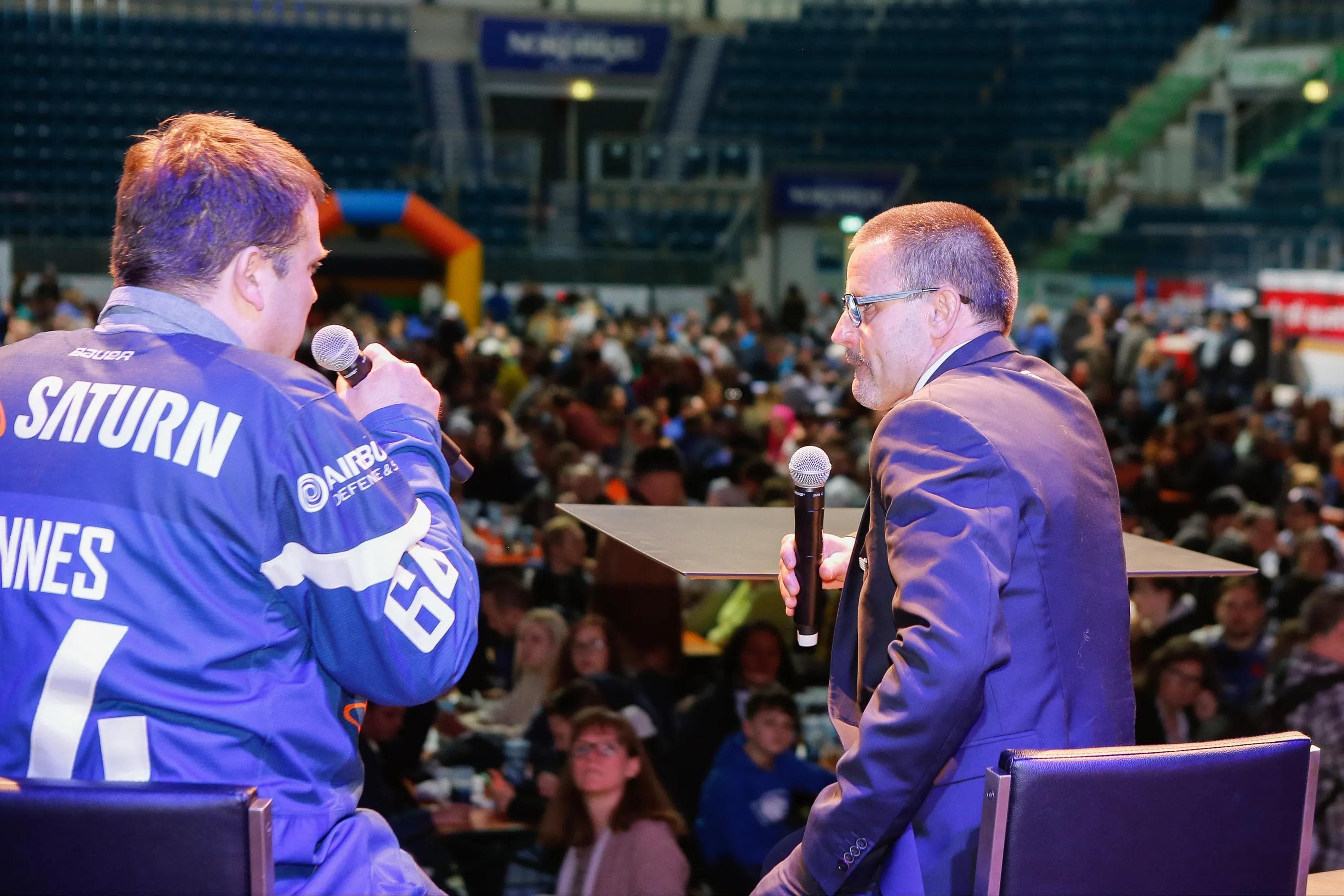 Moderator Hannes Langer im Gespräch mit Tommy Samuelsson.  Foto: Strisch / st-foto.de