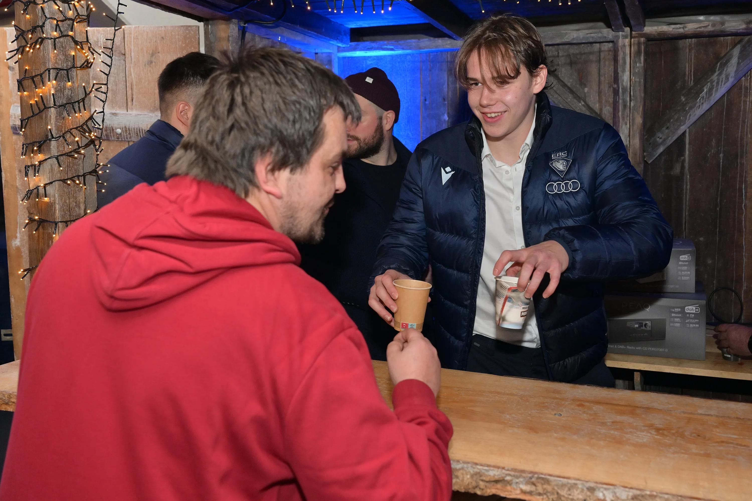 Die ERC-Profis versorgten die Fans mit dem von SATURN zur Verfügung gestellten Glühwein.
Foto: Johannes Traub/JT-Presse.de