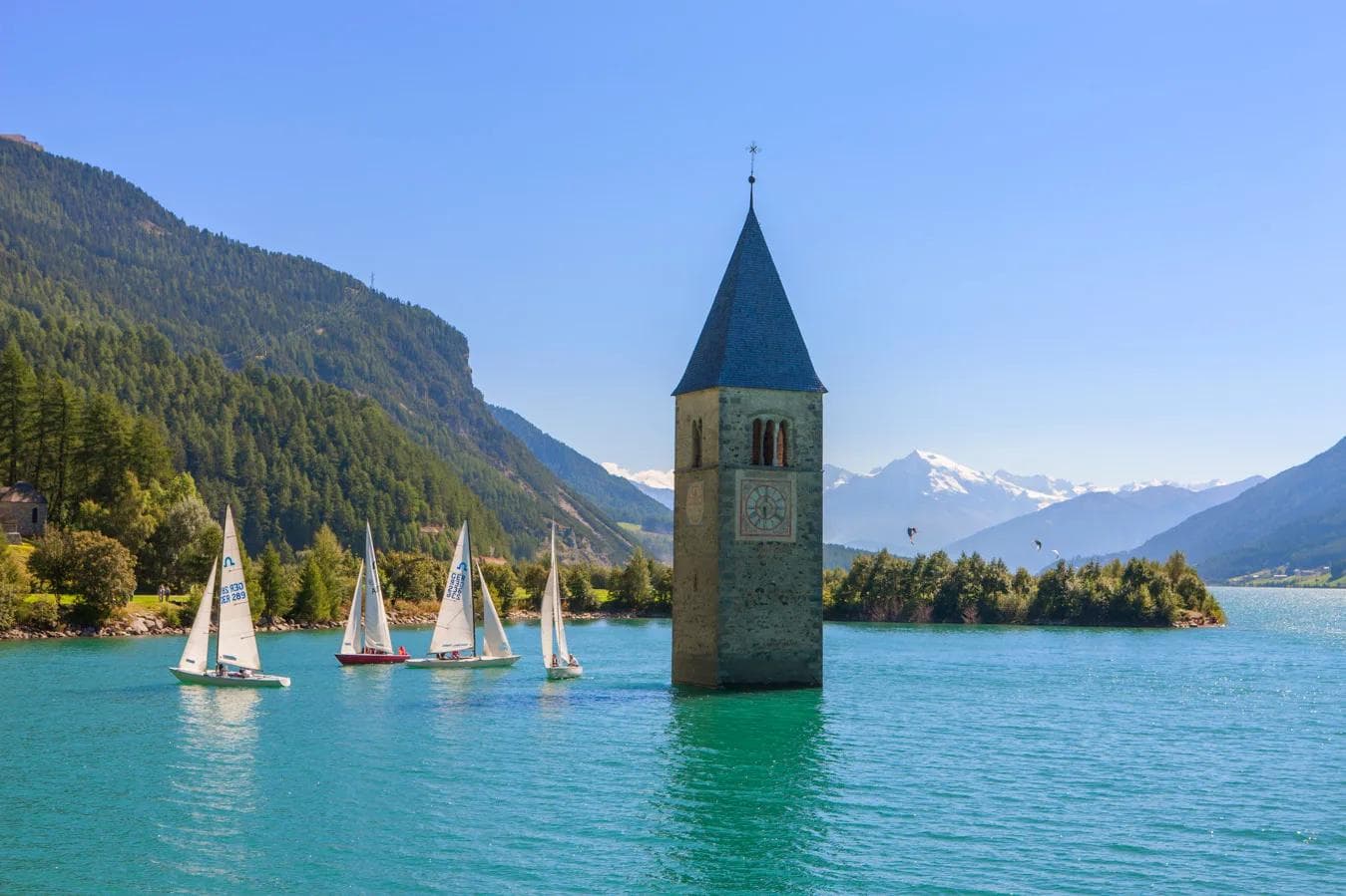 Segeln um einen Kirchtrum, das ist im Wasser von Alt-Graun möglich.