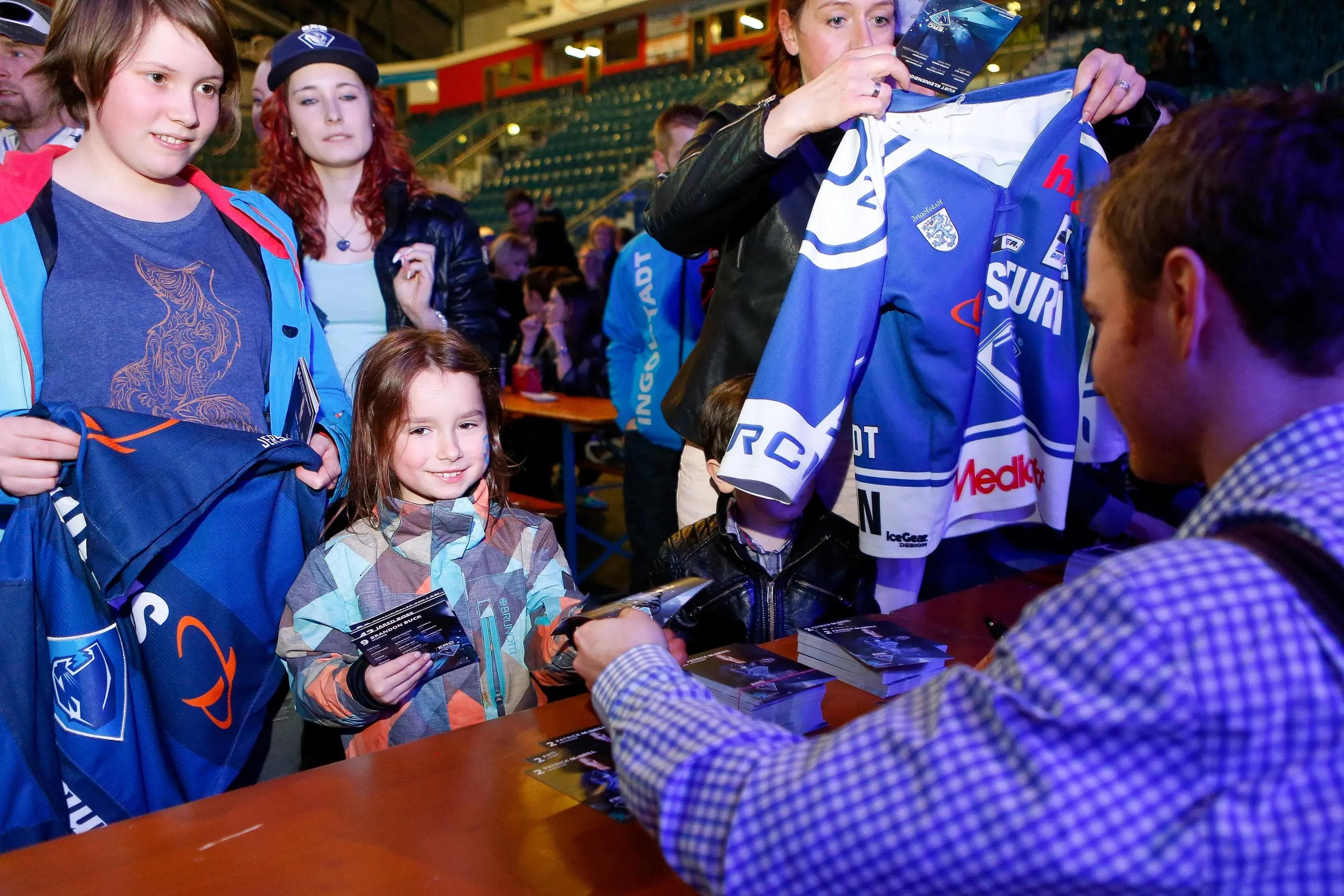 Die Spieler stehen für Autogramme natürlich gerne bereit. Foto: Strisch / st-foto.de