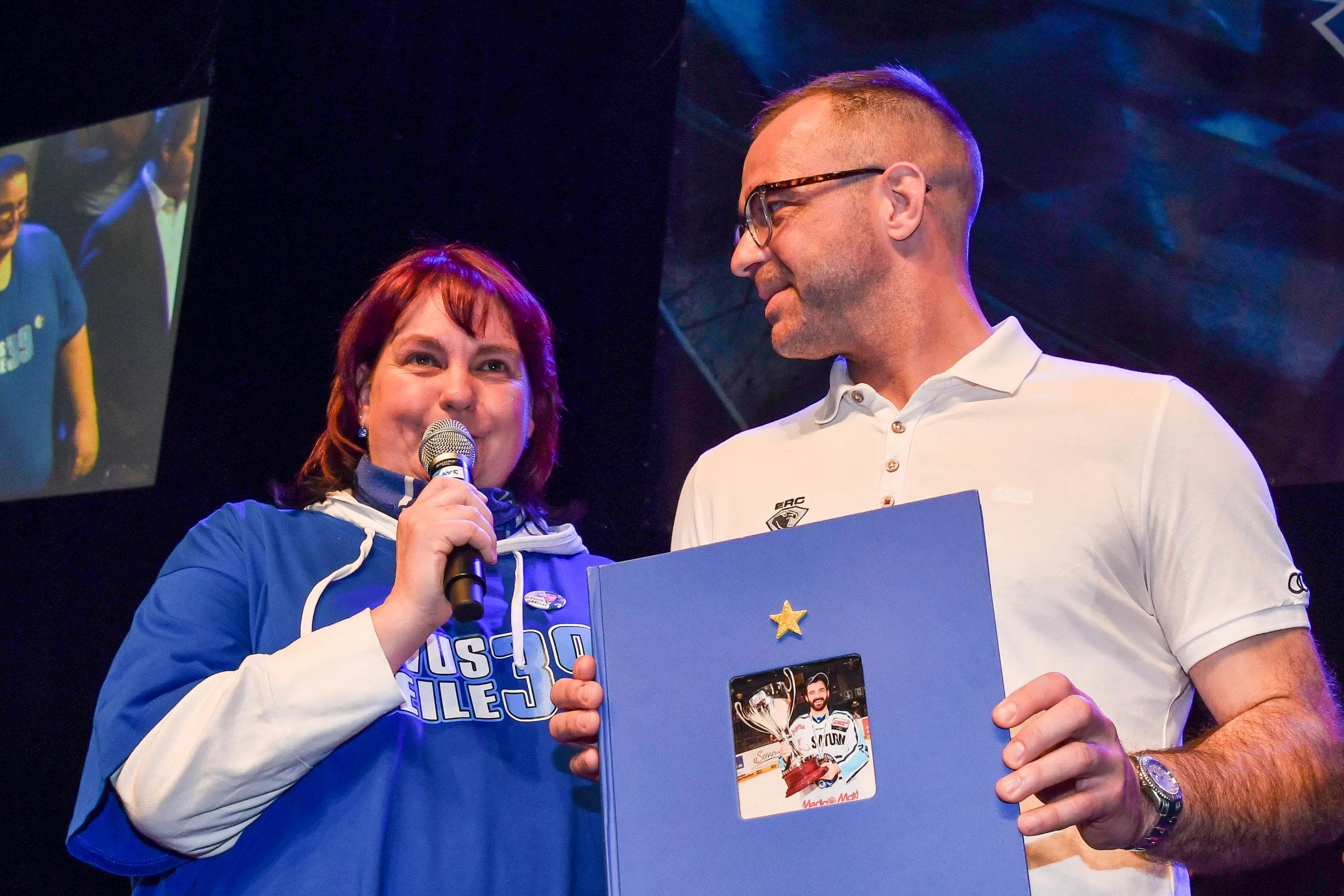 Ein Fotobuch seiner Karriere und die besten Wünsche seiner Fans erhielt Thomas Greilinger vom Fanprojekt zum Abschied. Foto: st-foto/Strisch