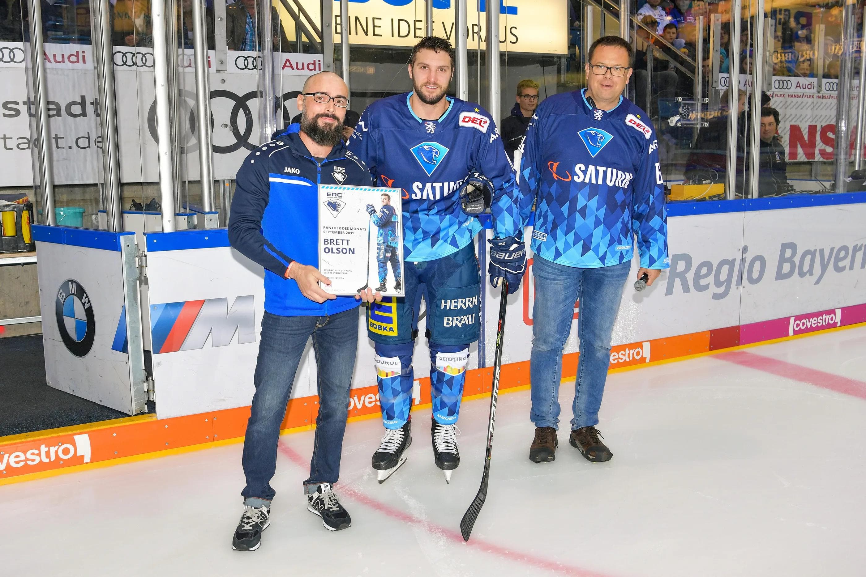 Brett Olson erhielt die Urkunde für den "Panther des Monats" September aus den Händen von ERC-Fan Oliver Becker.
Foto: JT-Presse.de/Johannes Traub