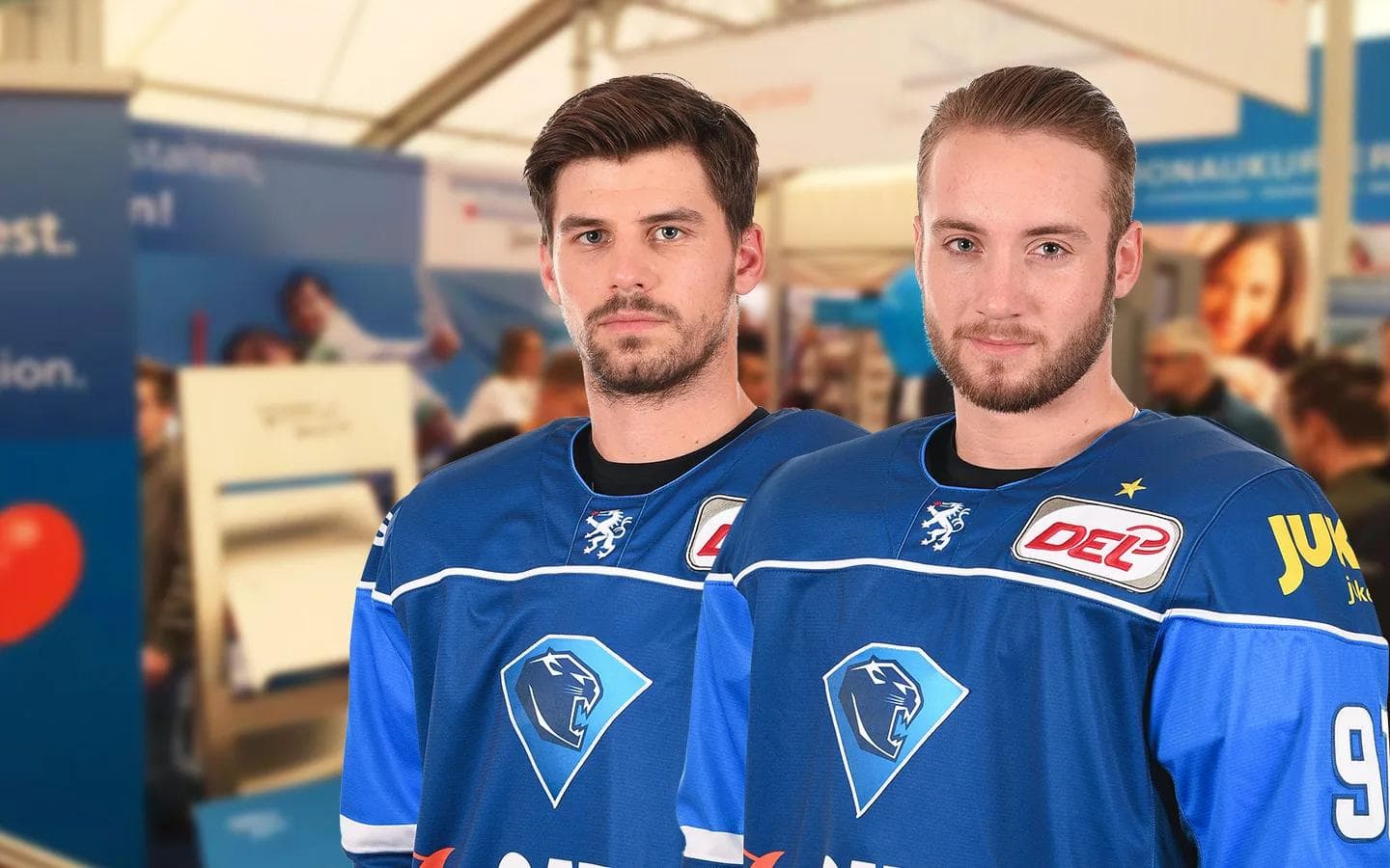 Benedikt Kohl und Simon Schütz sind am Sonntag auf dem Stand der Stadtwerke bei der Gewerbemesse Manching.
