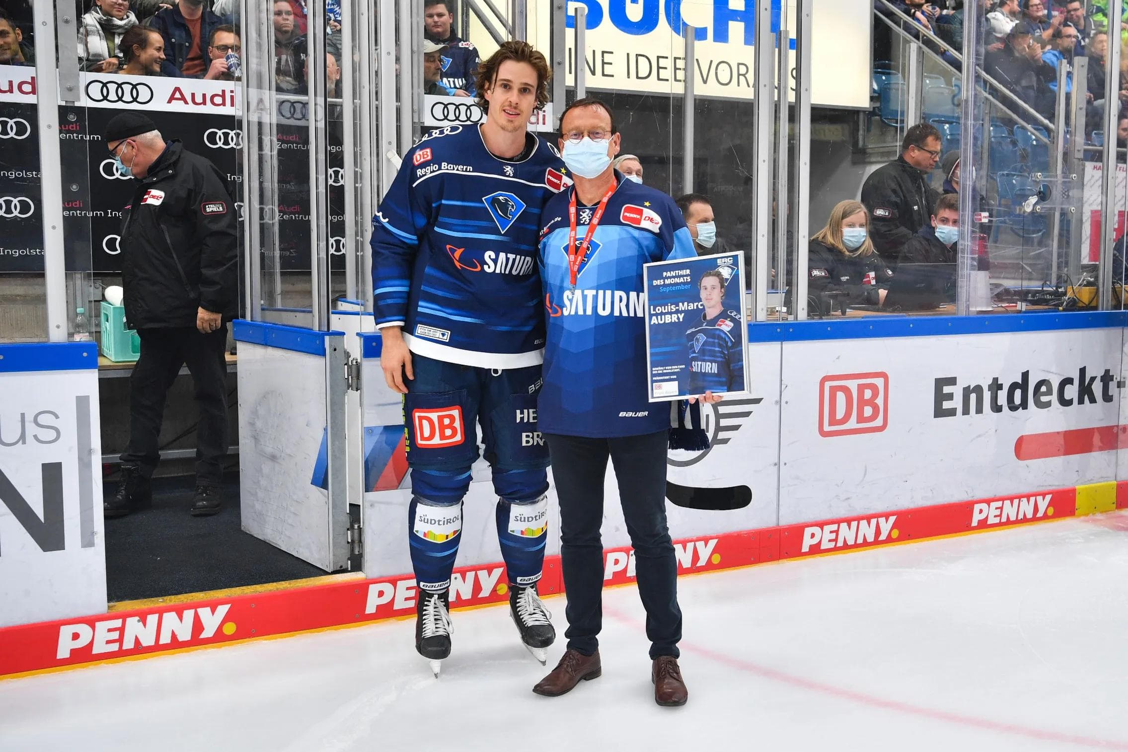 Louis-Marc Aubry wurde vor dem Derby durch Franz Seitner von der DB Regio Bayern geehrt.
Foto: Johannes Traub/JT-Presse.de