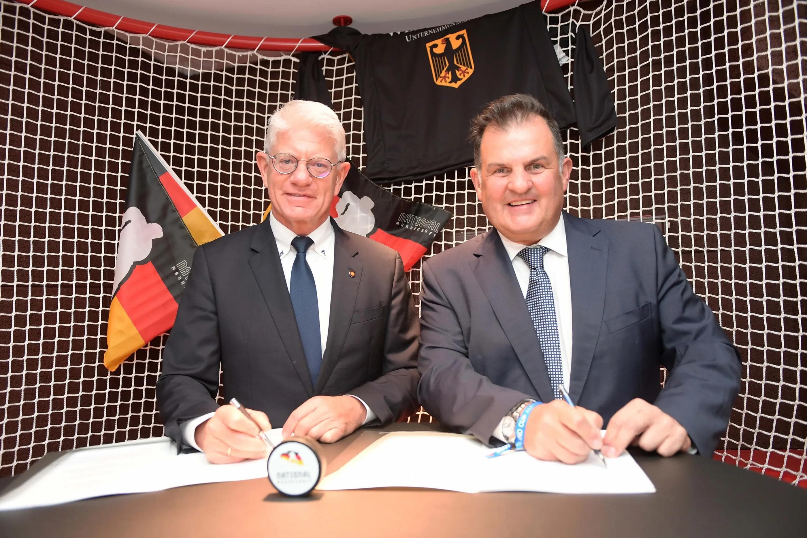 Franz Reindl und Jürgen Arnold bei der Unterzeichnung des Kooperationsvertrags.