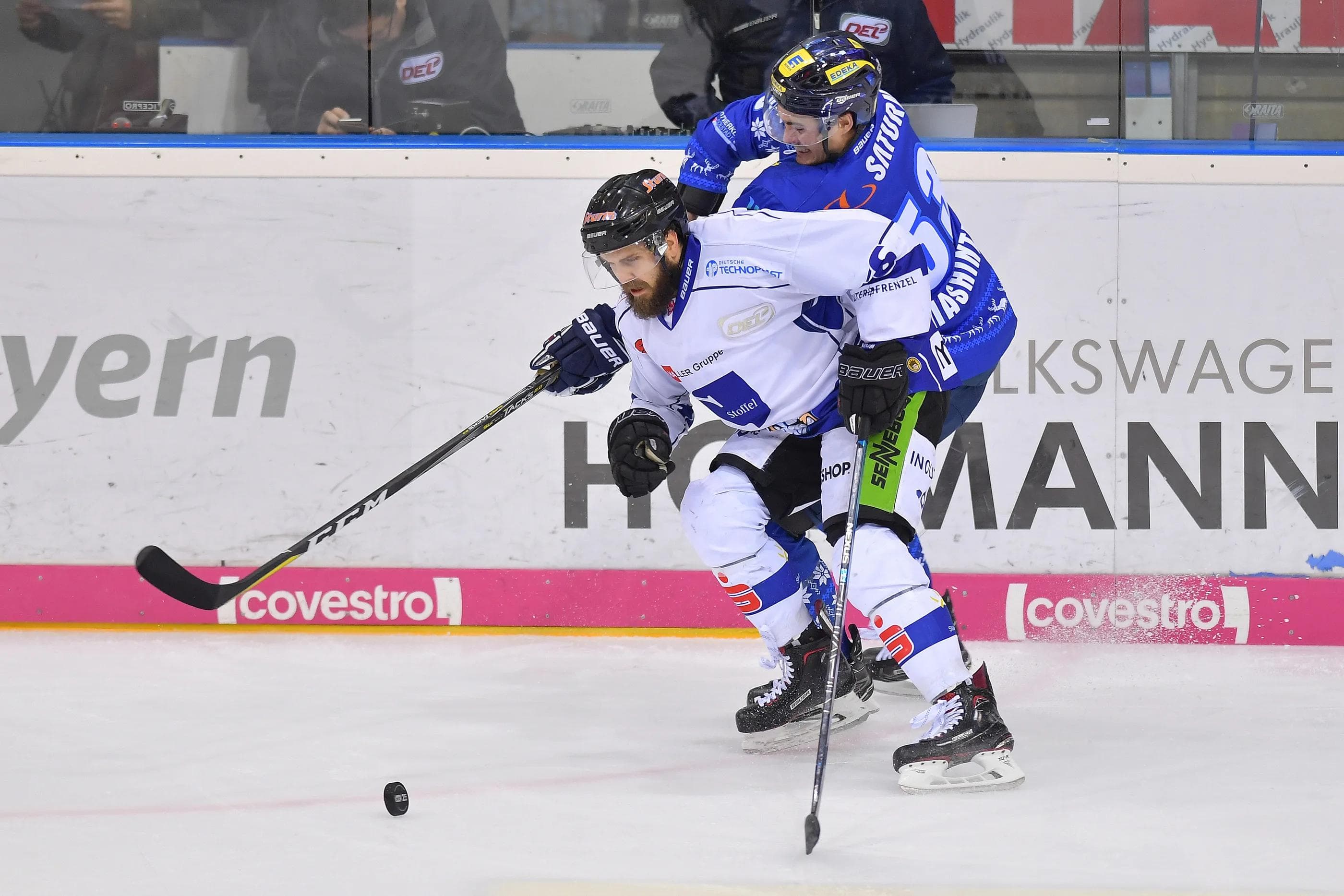 Steven Seigo (vorne) im Zweikampf mit Brandon Mashinter. Ab sofort sind sie Teamkollegen.
Foto: Johannes TRAUB / ST-Foto.de