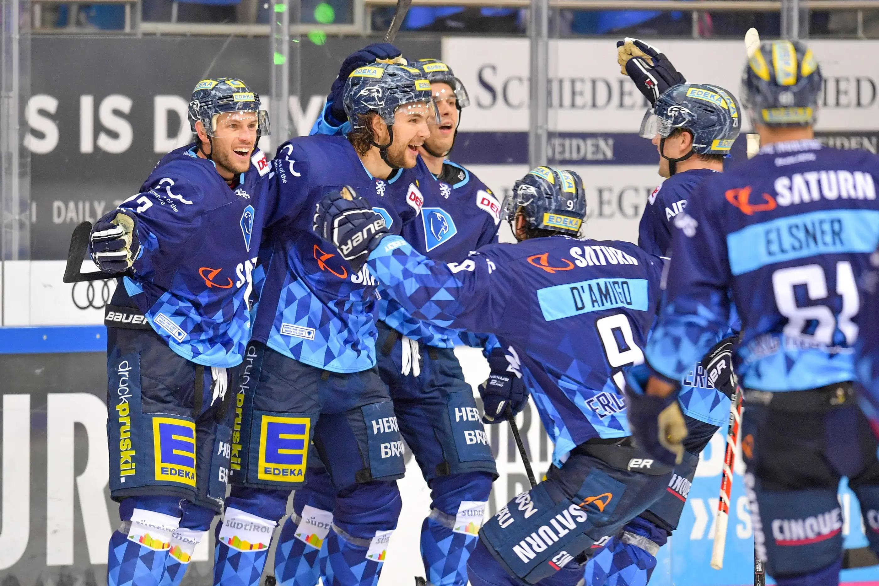 Pure Freude bei den Panthern nach Kris Foucaults Siegtreffer in der Verlängerung.
Foto: Johannes TRAUB / JT-Presse.de