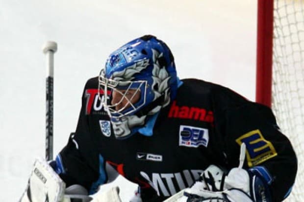 Stand gegen die Haie im Kasten der Panther: Sebastian Vogl.     Foto: kbumm