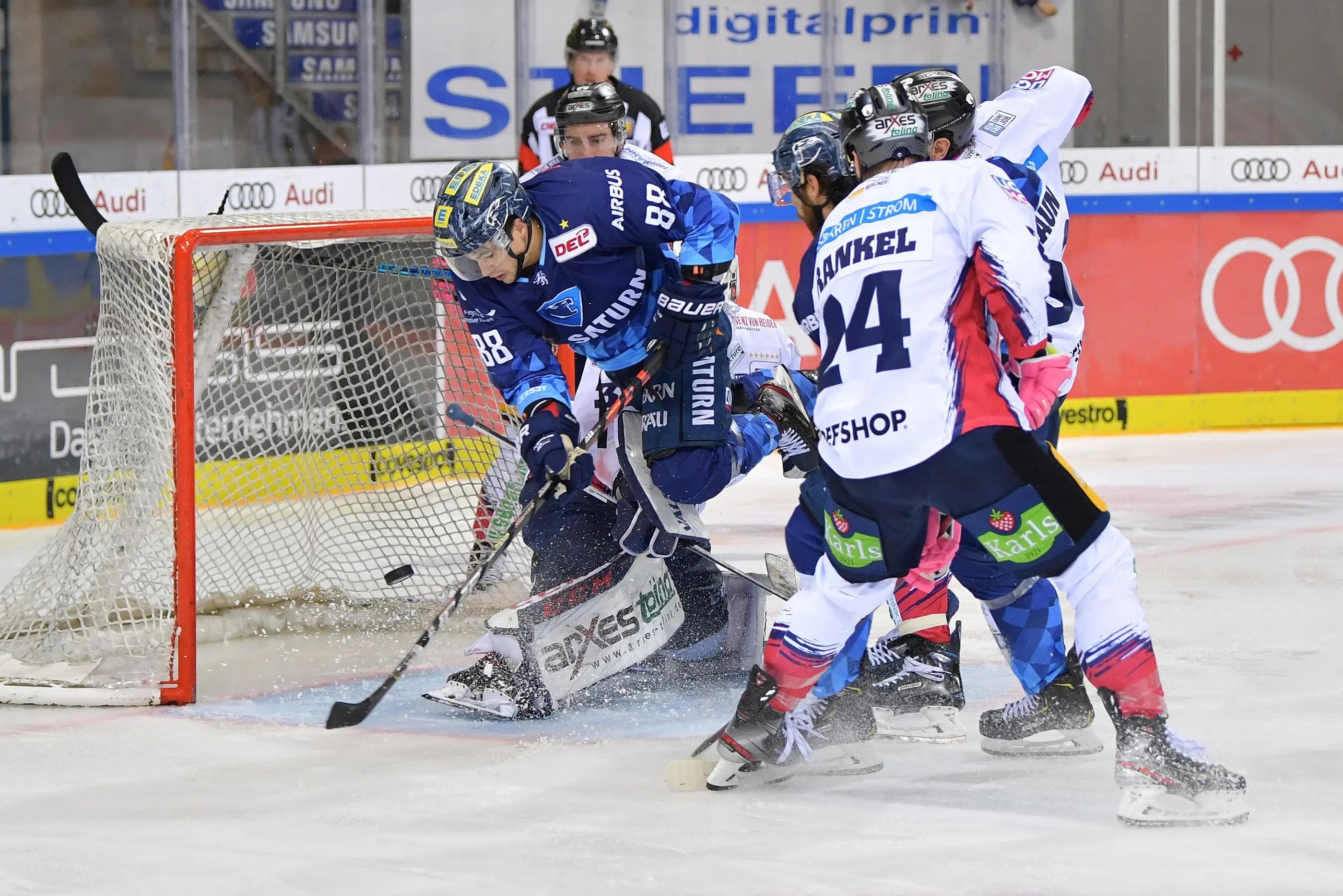 Die Panther um den Ex-Berliner Colin Smith mussten sich den Eisbären geschlagen geben.
Foto: Johannes TRAUB / JT-Presse.de