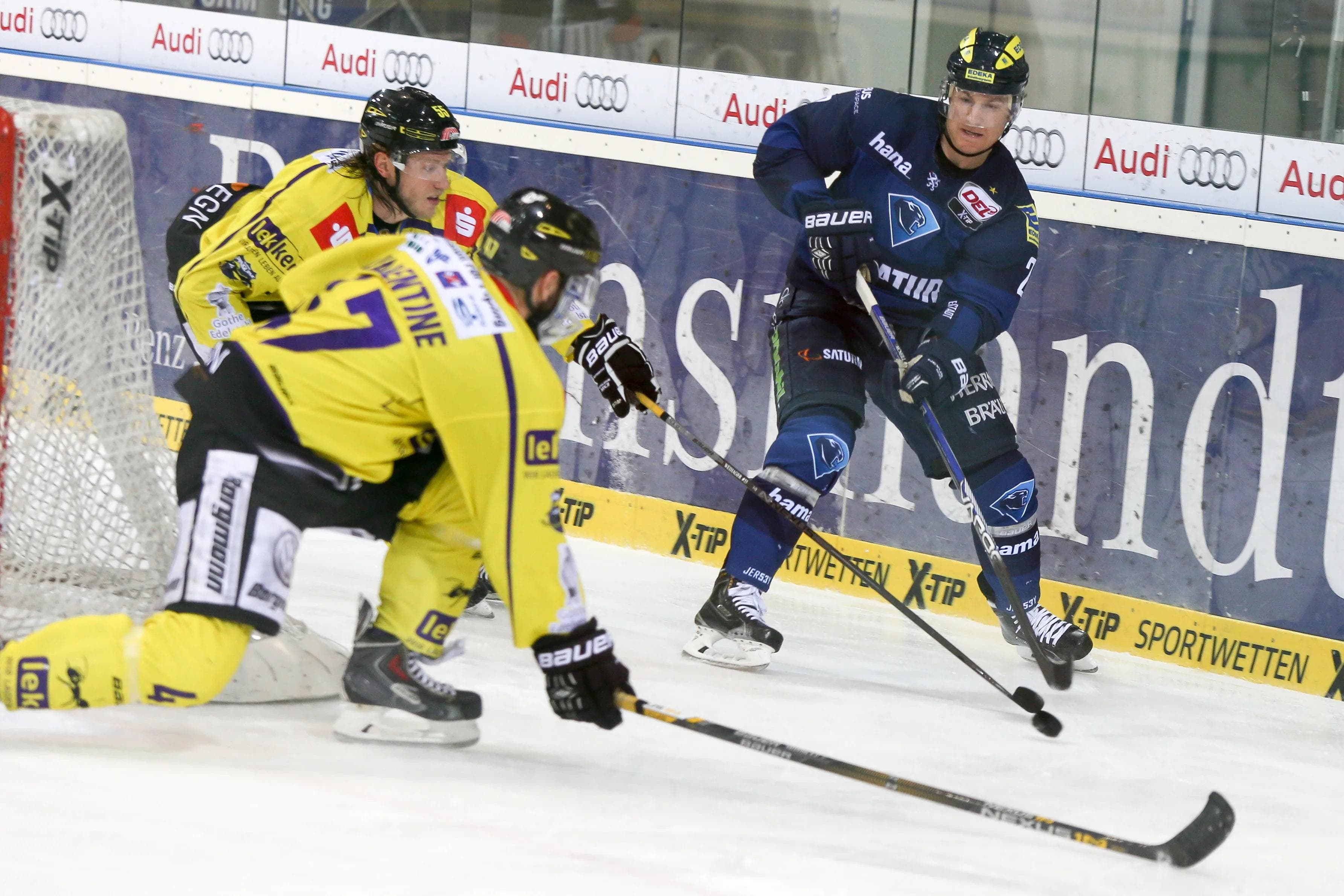 Die Panther um Patrick McNeill (hier im Duell mit zwei Krefeldern) kämpfen um jeden Punkt. Foto: Jürgen Meyer / kbumm.de