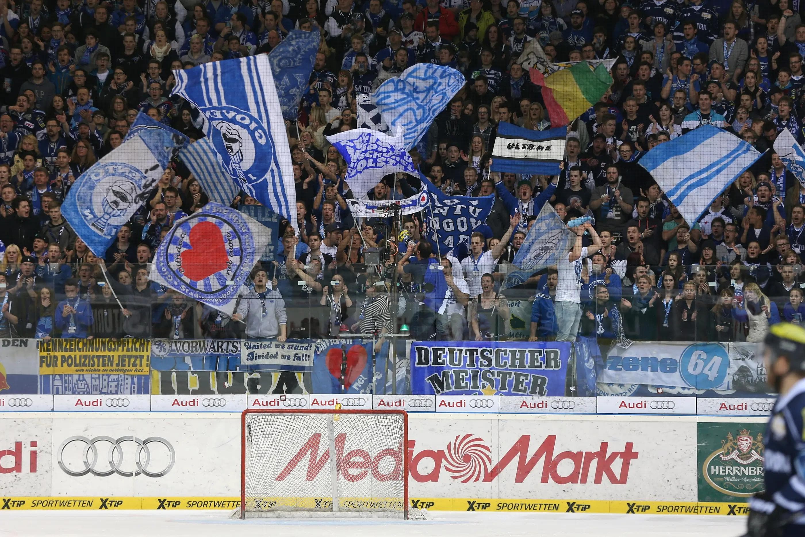 Gute Stimmung garantiert - bei den beiden weiteren Halbfinalspielen in der Saturn Arena... Foto: Bösl