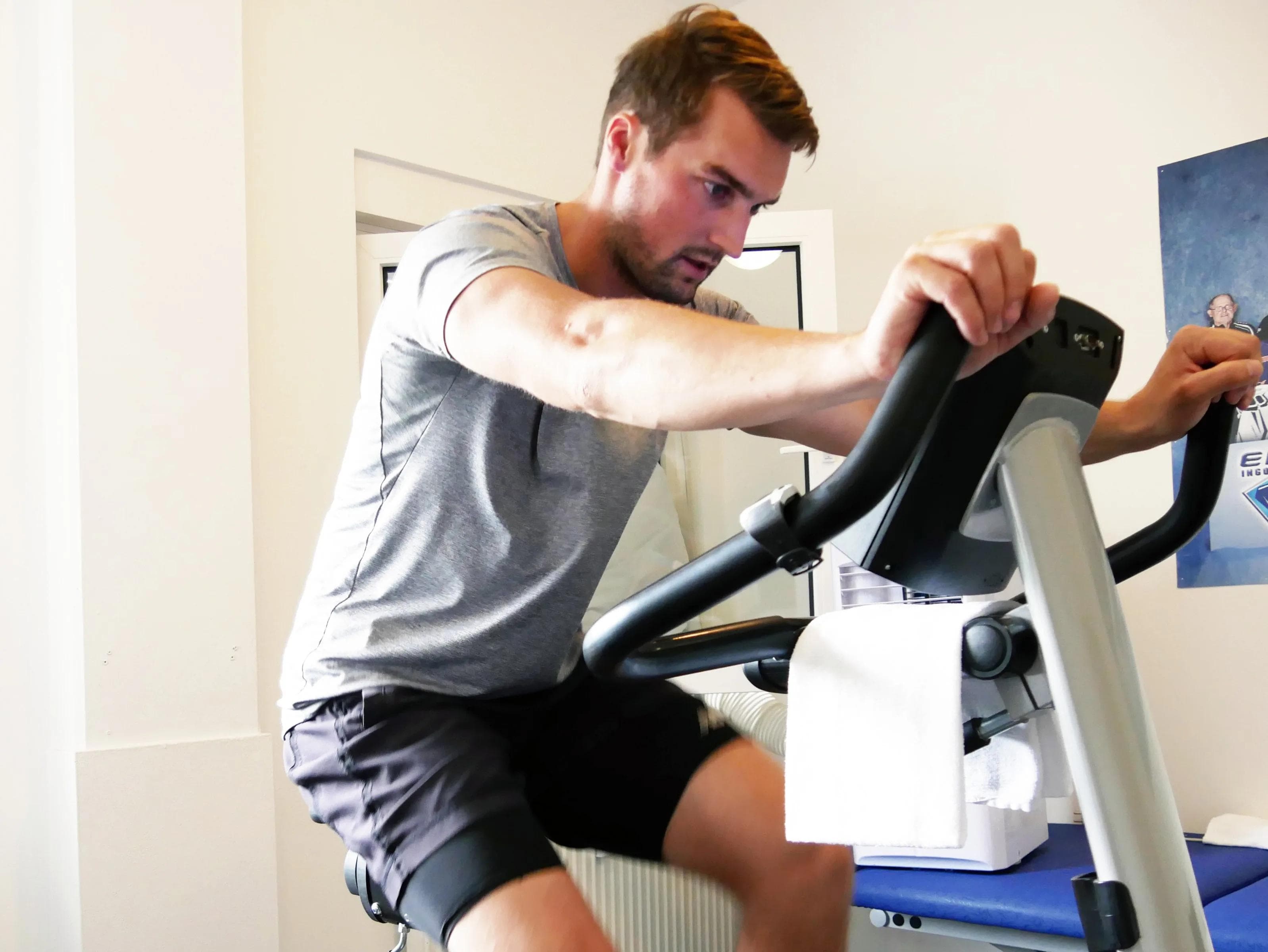 Colton Jobke während des Bike-Tests. Der Verteidiger kennt die Testform bereits - er hat mehrere Jahre DEL-Erfahrung.