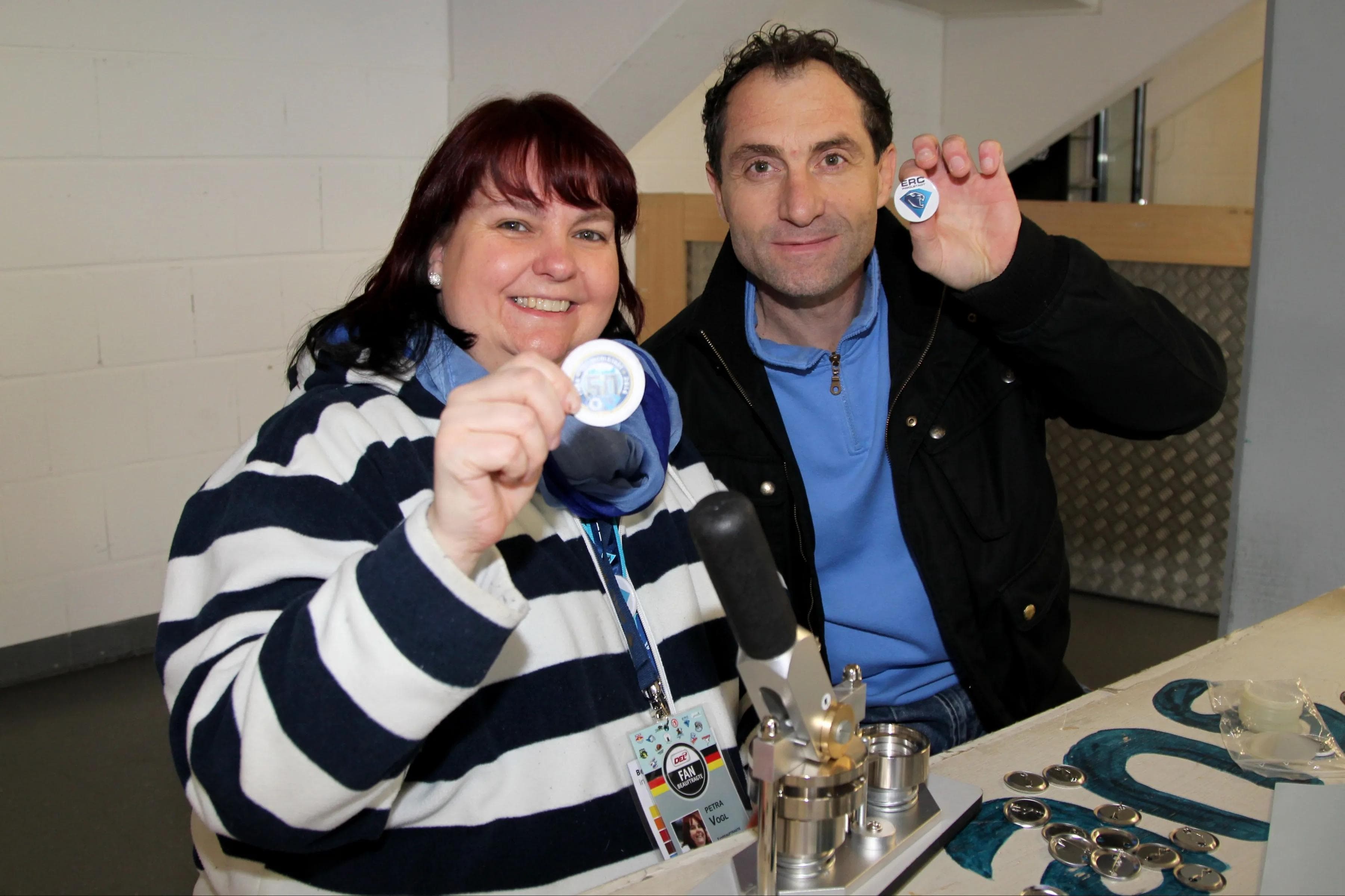 Petra Vogl vom Fanprojekt und Jugendkoordinator Petr Bares stehen auf den ERC. Die Tombola des Fanprojekts hilft dem Eishockey-Nachwuchs. Foto: Jürgen Meyer