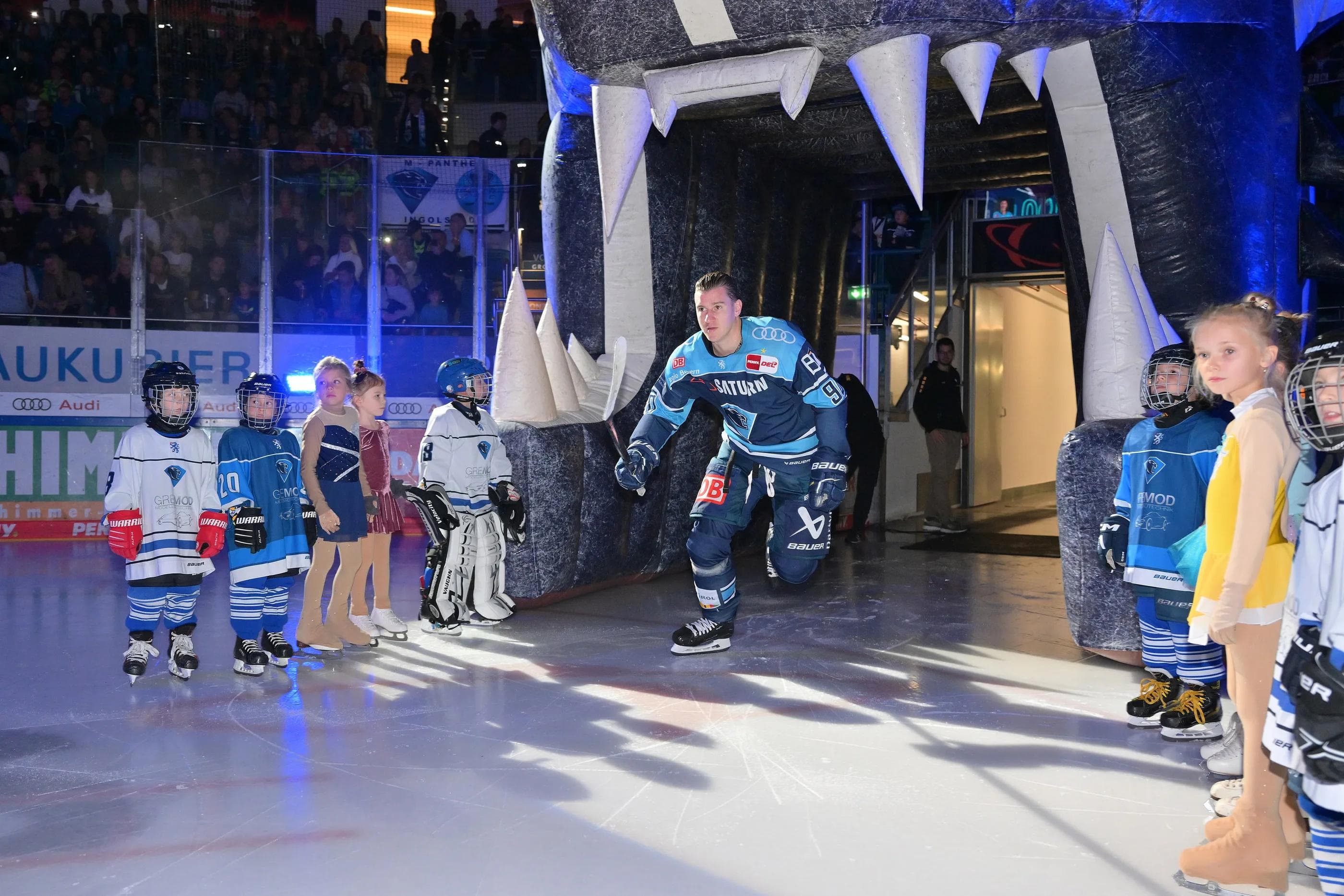 Spalierkinder vom Eishockey- und Eiskunstlauf-Nachwuchs des ERC.
Foto: Johannes Traub/JT-Presse.de