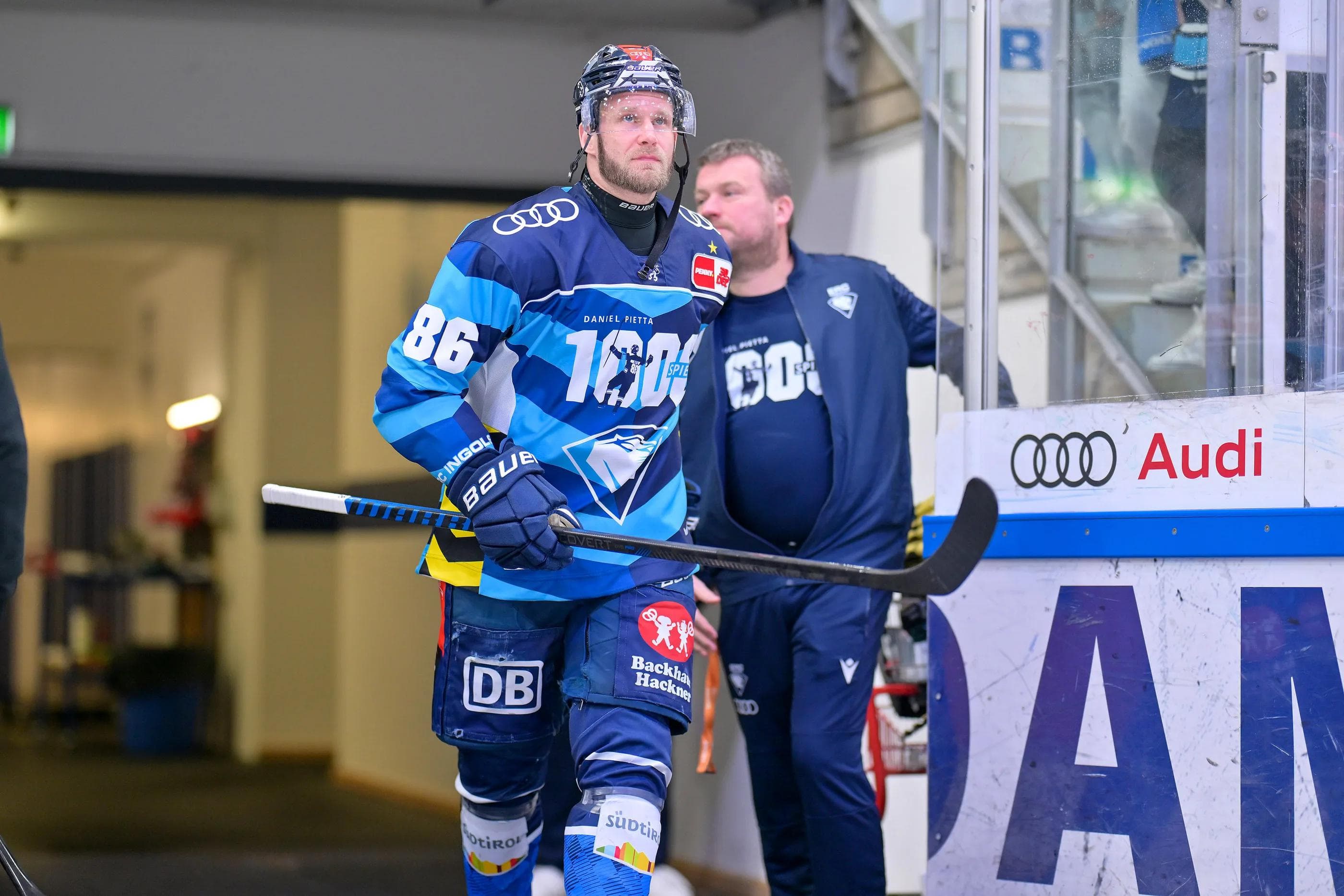 Zum 1000. DEL-Spiel wurde ein eigenes Warmup-Trikot kreiert.
Foto: Johannes Traub/JT-Presse.de