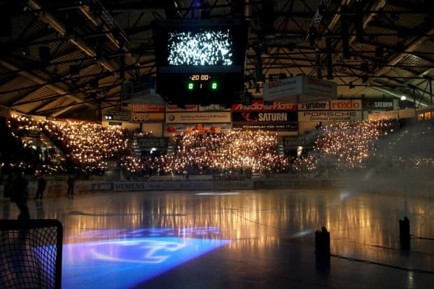 Ein Meer aus Sternwerfern verzauberte vor dem Spiel die Saturn-Arena. Foto: Stefan Bösl - www.kbumm.de