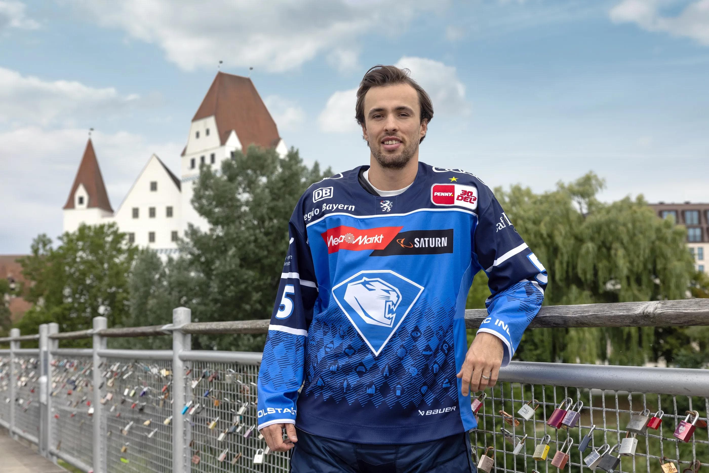 Fabio Wagner präsentiert das neue Heimtrikot.
Foto: Stefan Bösl
