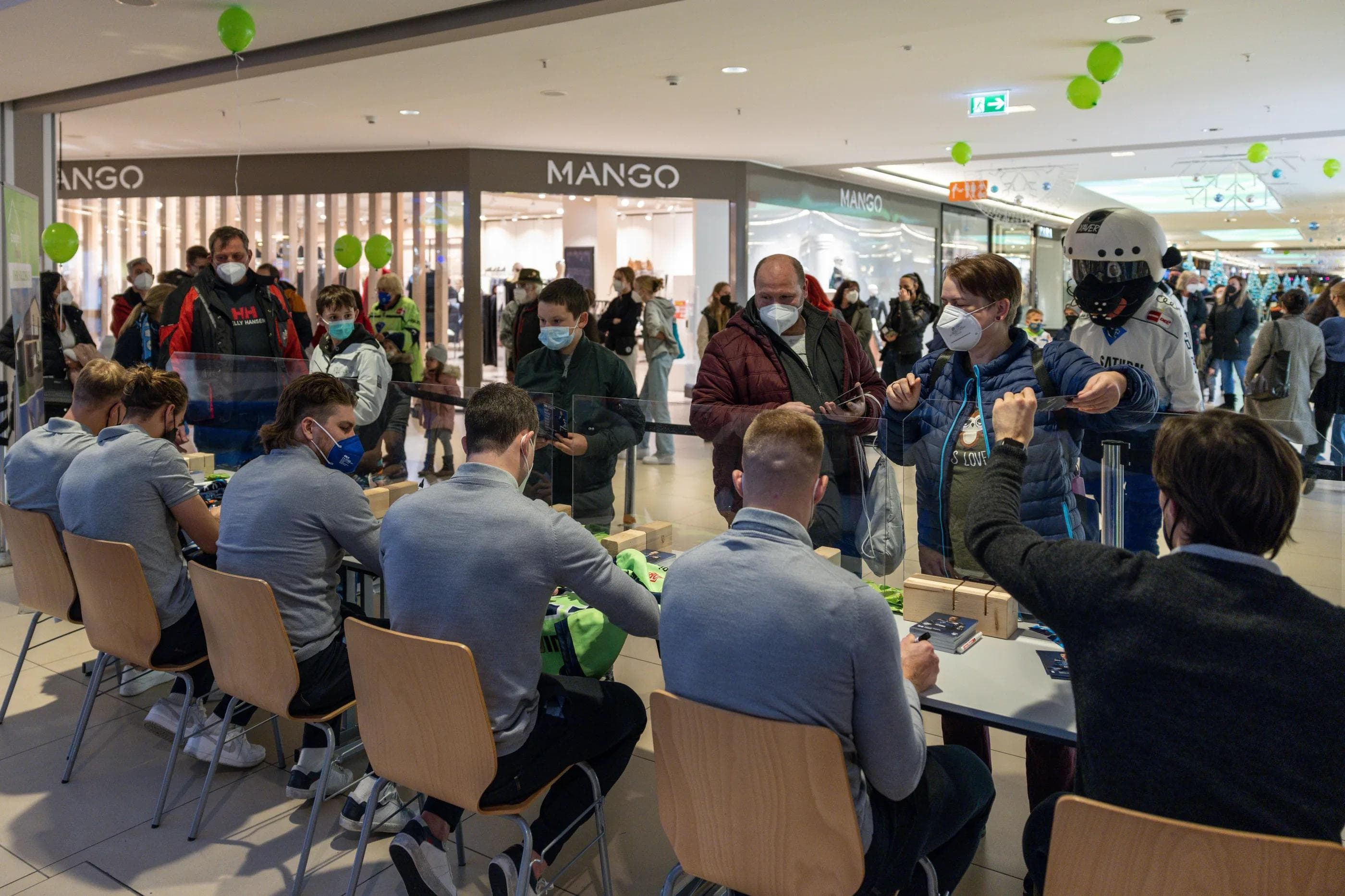 Im WestPark fand am Mittwochnachmittag die Autogrammstunde mit sechs ERC-Profis statt.
Foto: Stefan Bösl