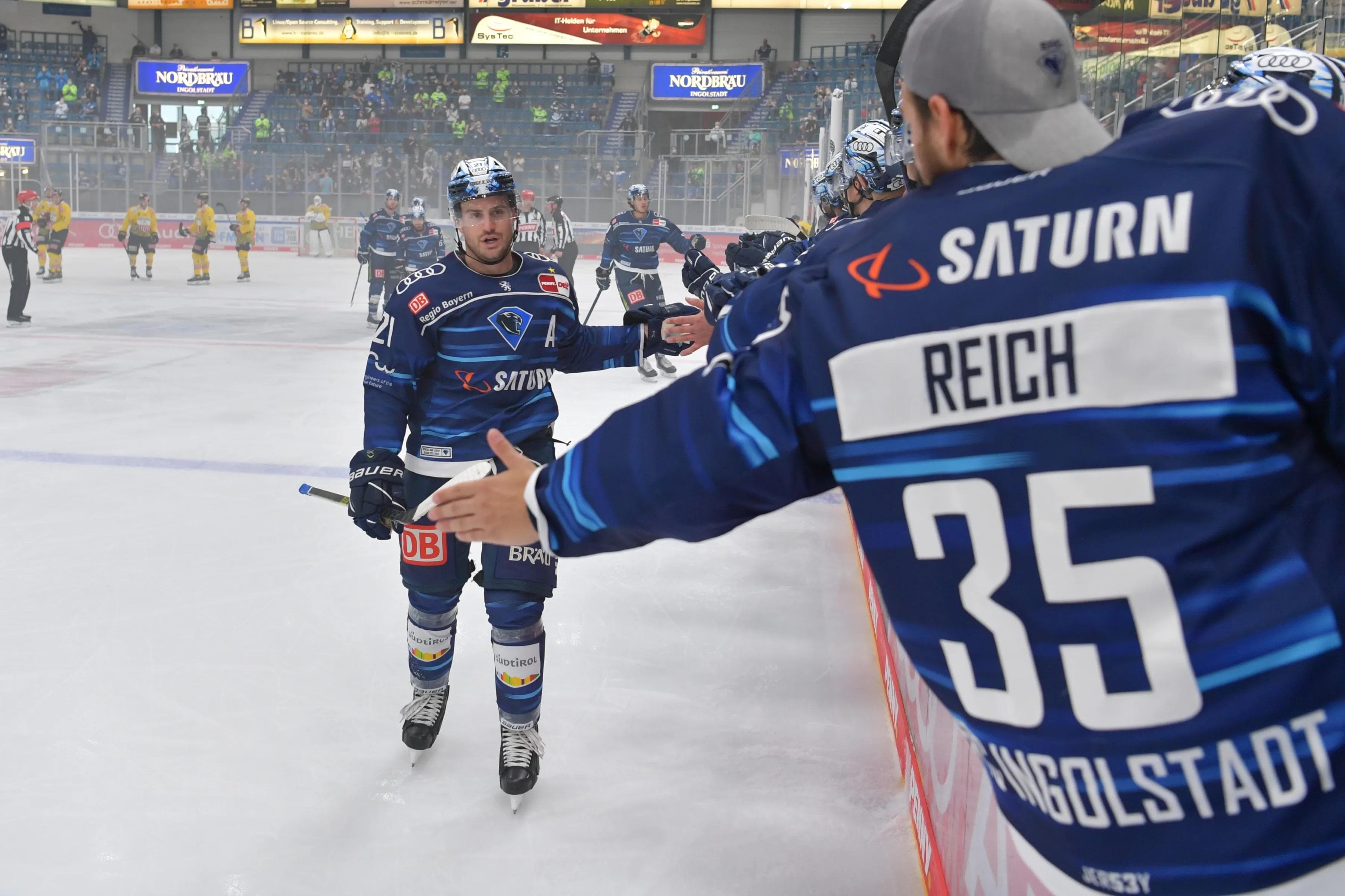 Wayne Simpson klatscht nach seinem 1:0-Führungstreffer an der Bande ab. Foto: JT-Presse.de.